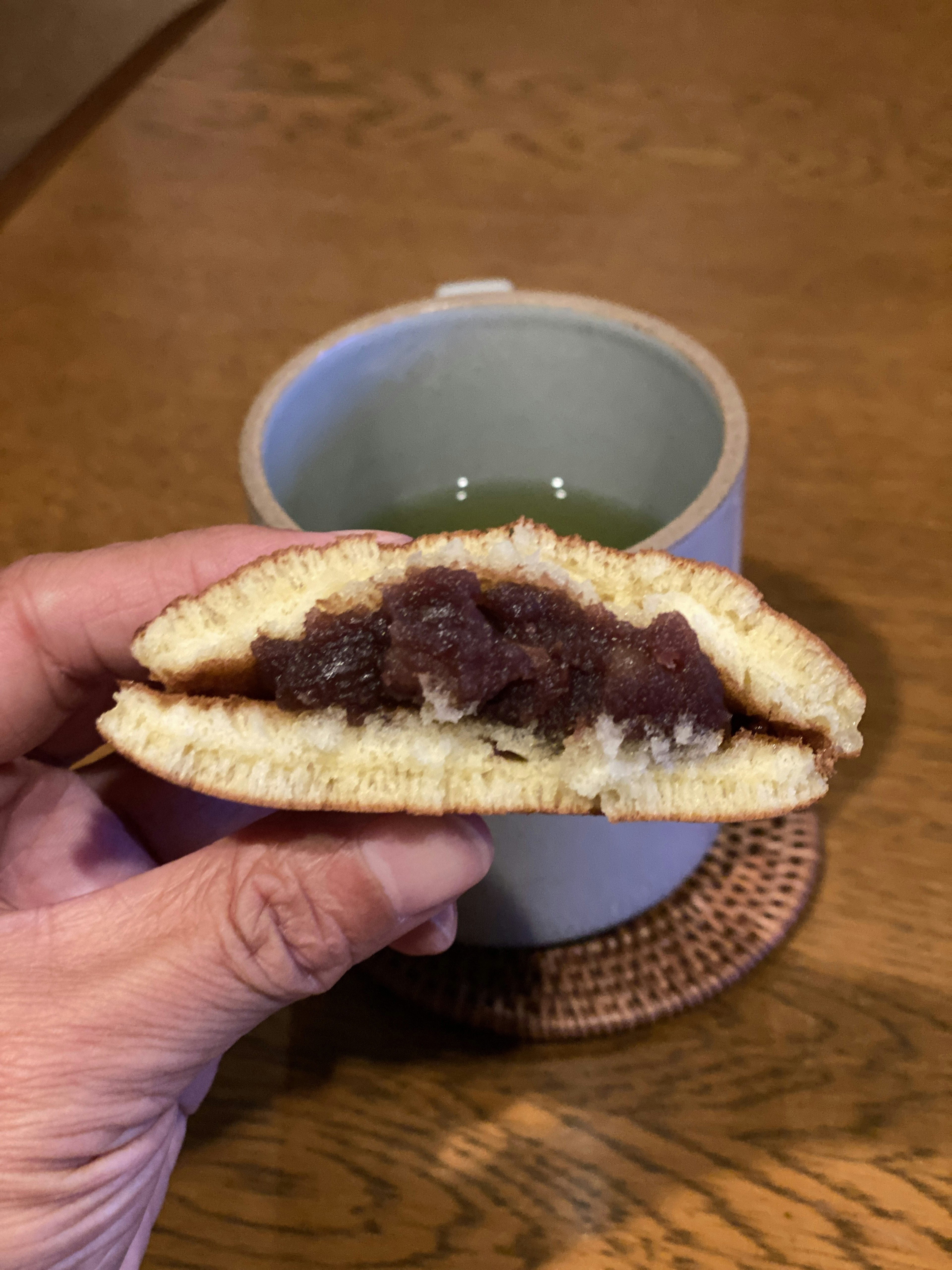 夾有紅豆沙的日本甜點和一杯綠茶