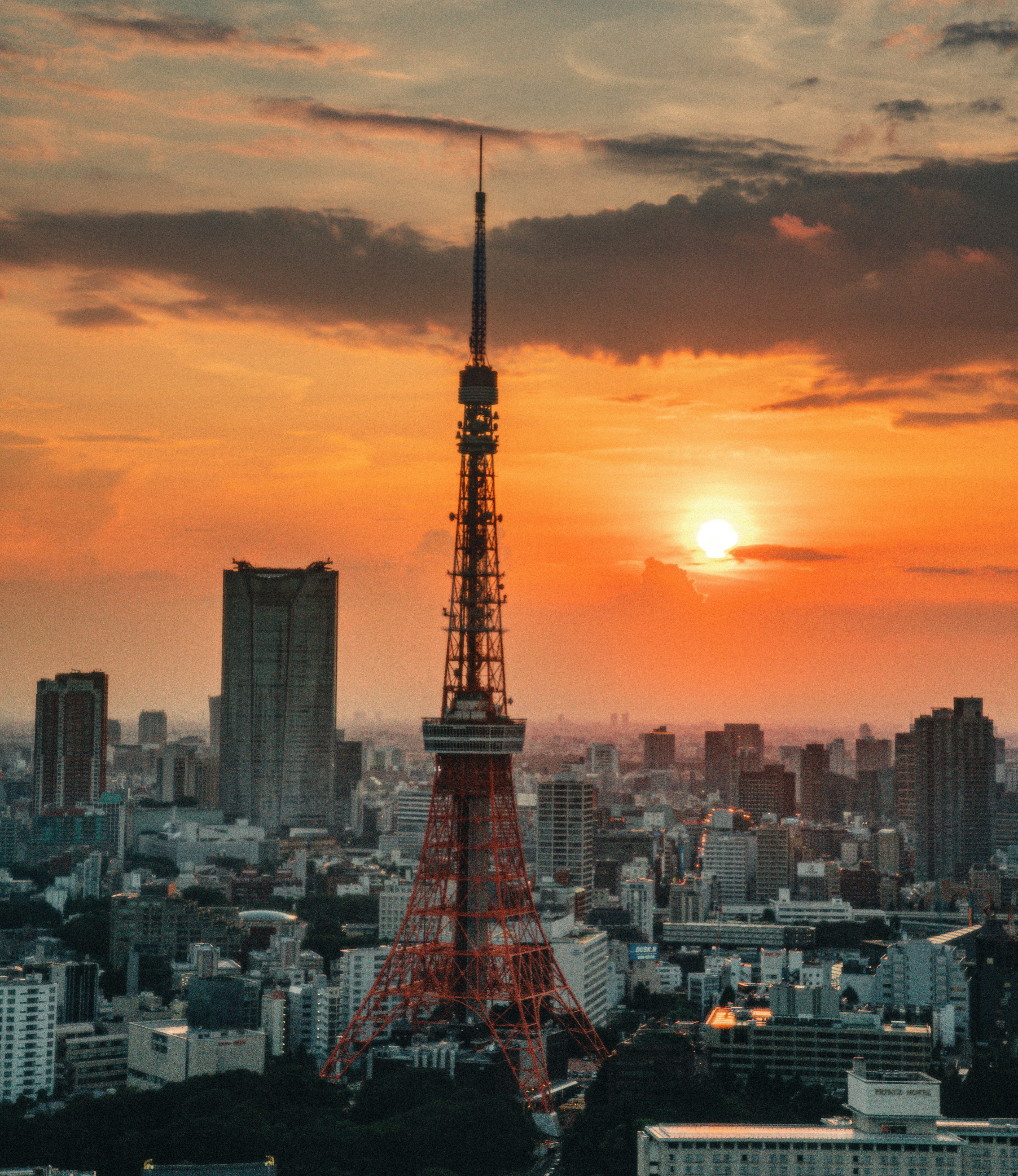 東京タワーと夕日が映える都市の風景