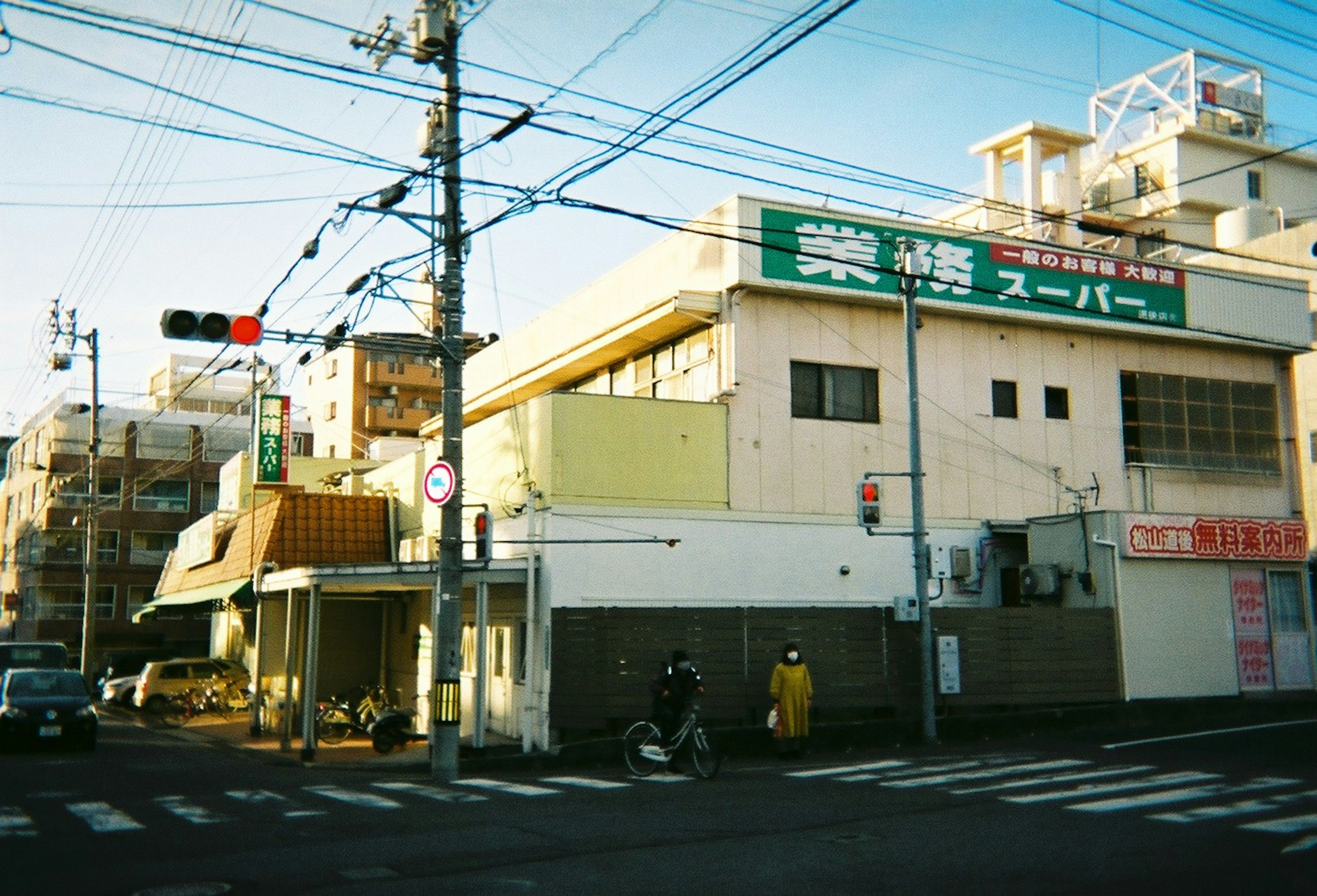 交差点のスーパーマーケットと周囲の建物の風景