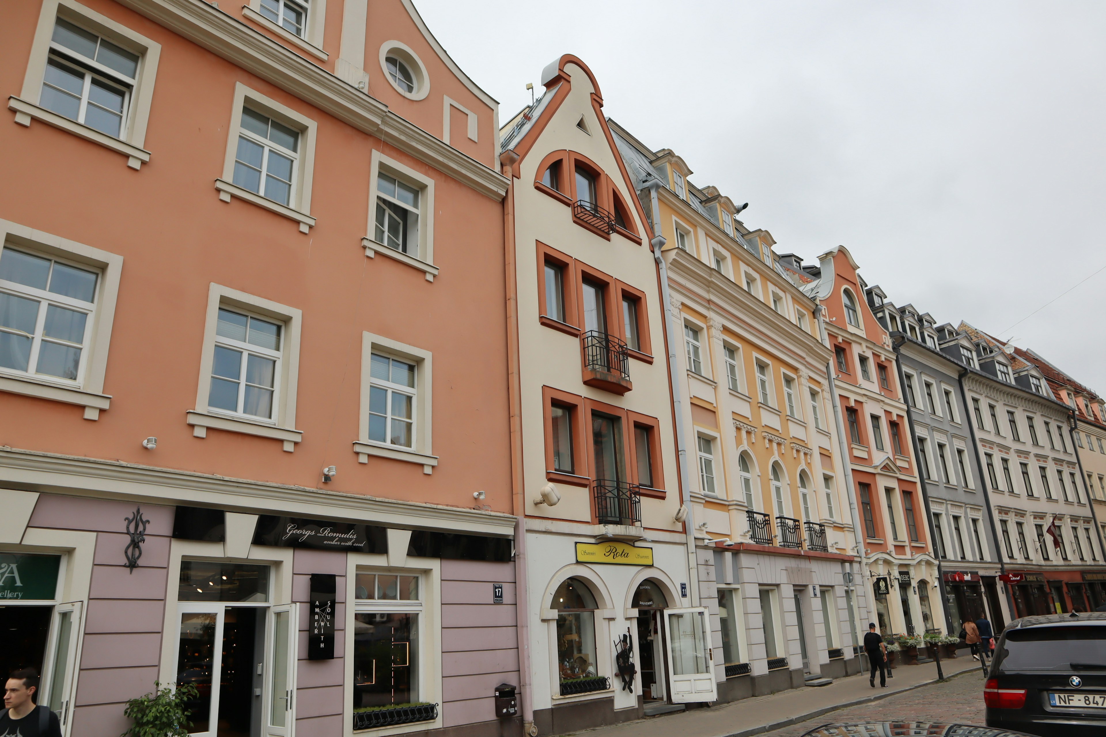 Bunte Reihe von Gebäuden entlang einer Straße