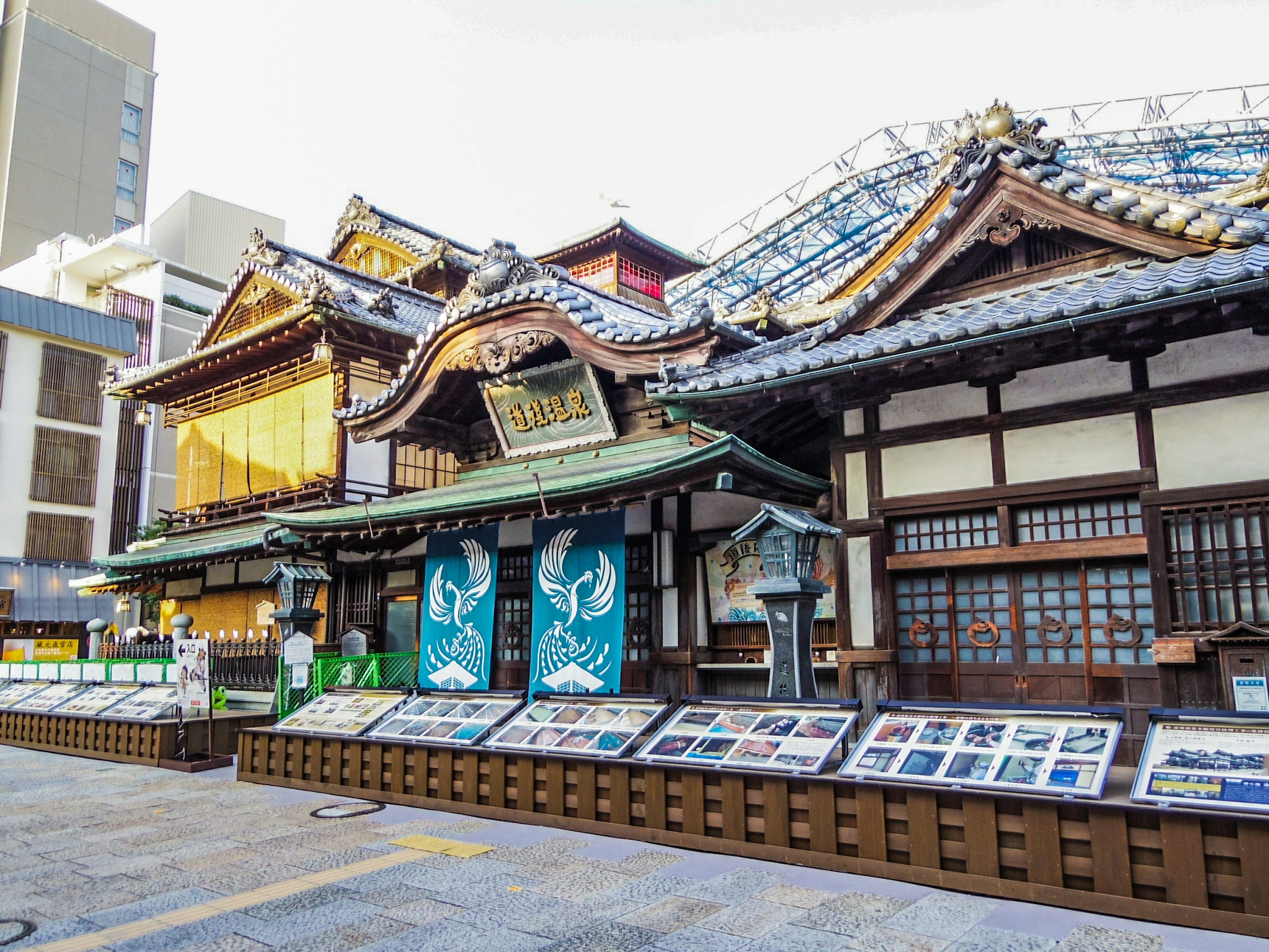 Bâtiment japonais traditionnel avec architecture ornée et bannières colorées