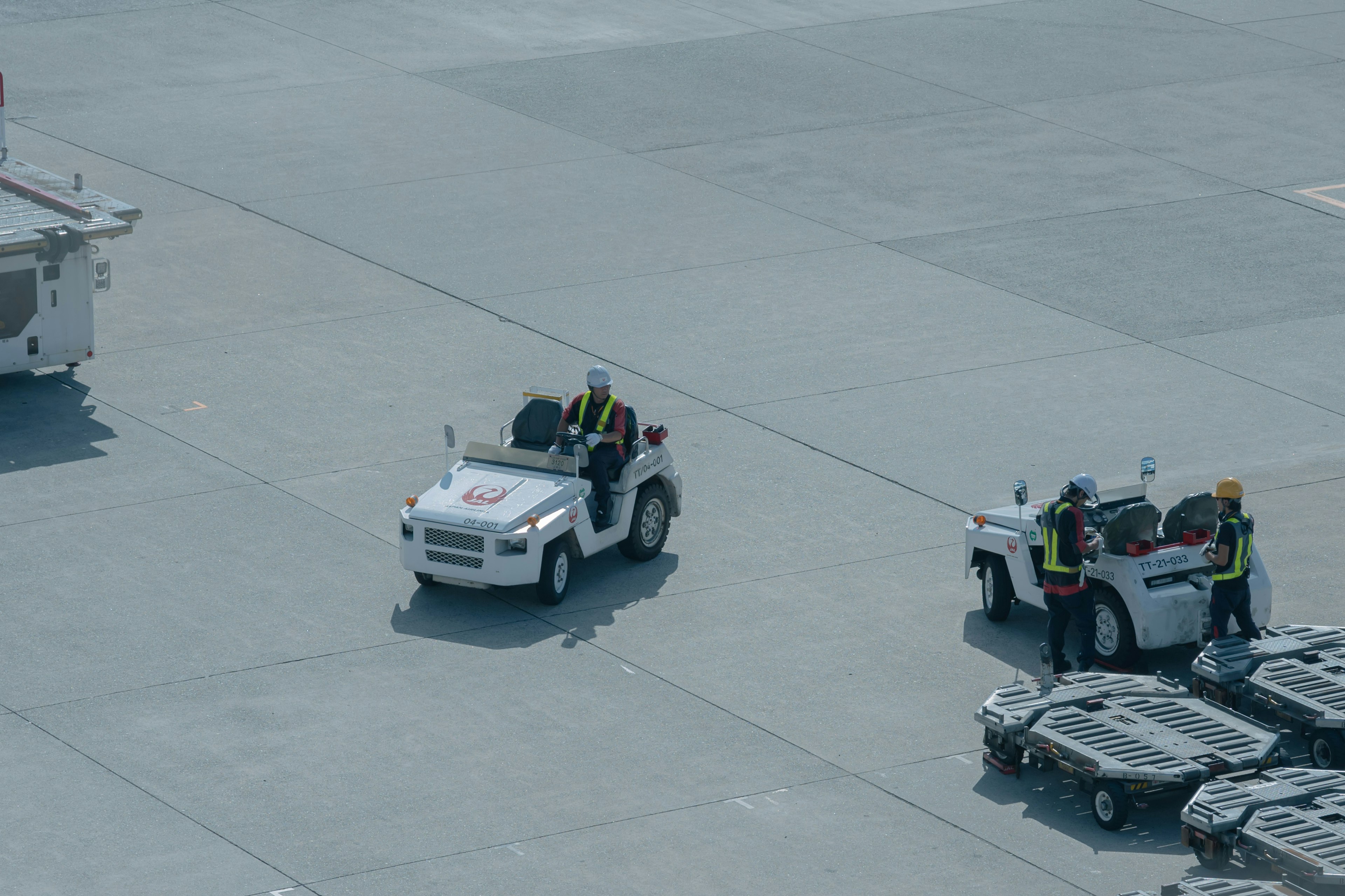 Flughafen-Bodenfahrzeuge, die auf der Startbahn arbeiten