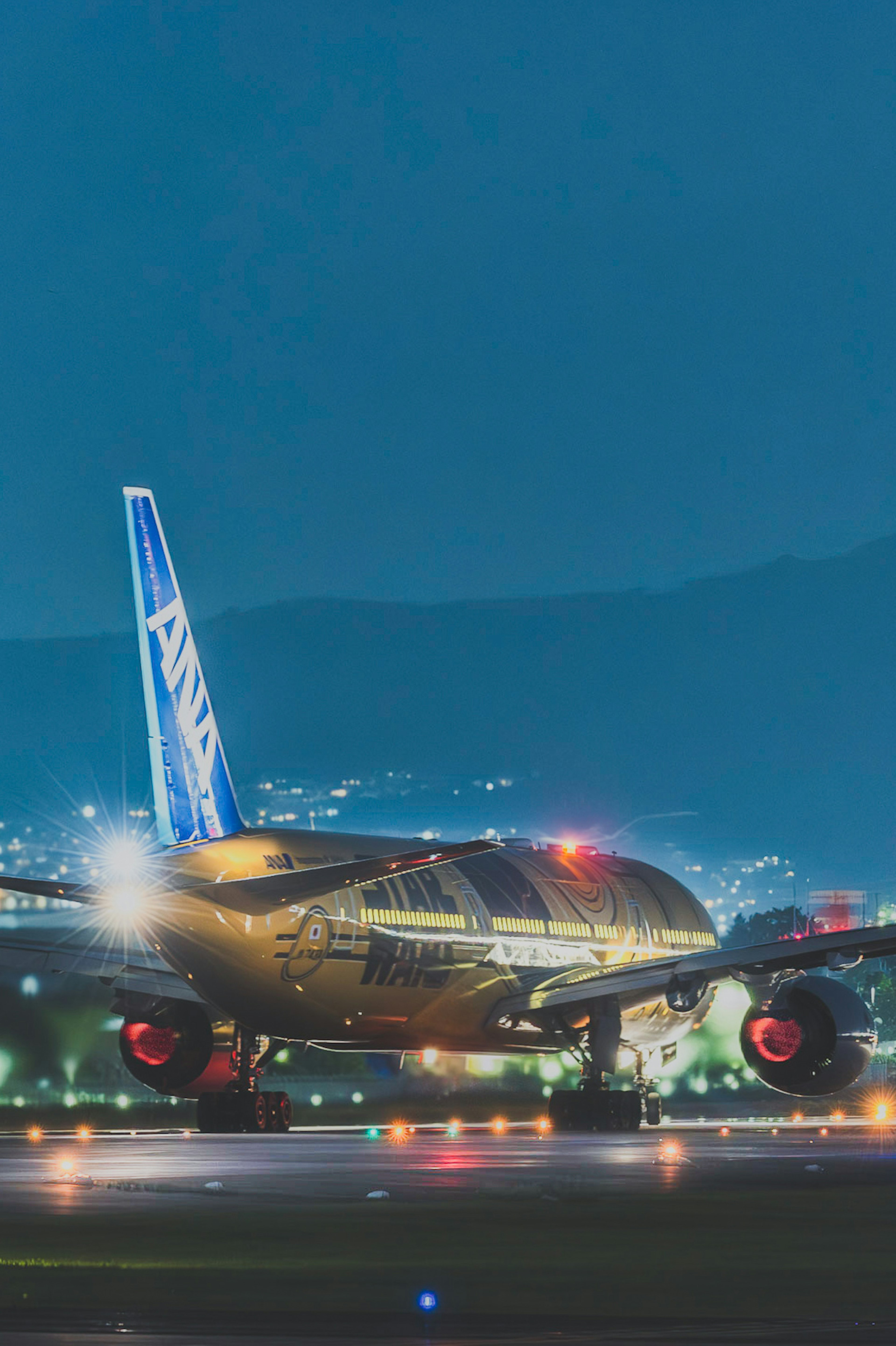 Avion décollant de nuit avec des lumières de la ville en arrière-plan