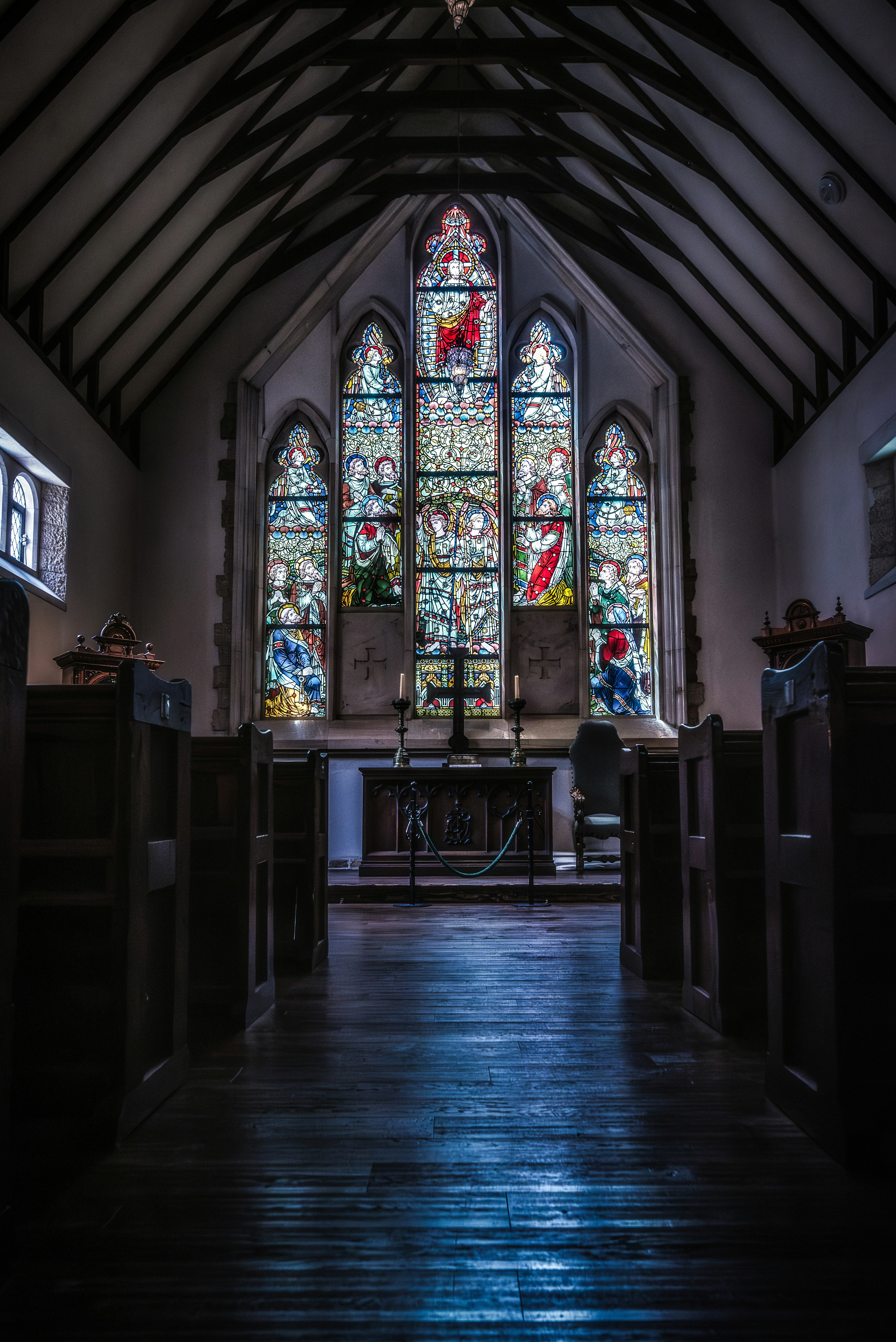 Interior de una iglesia con hermosas vidrieras