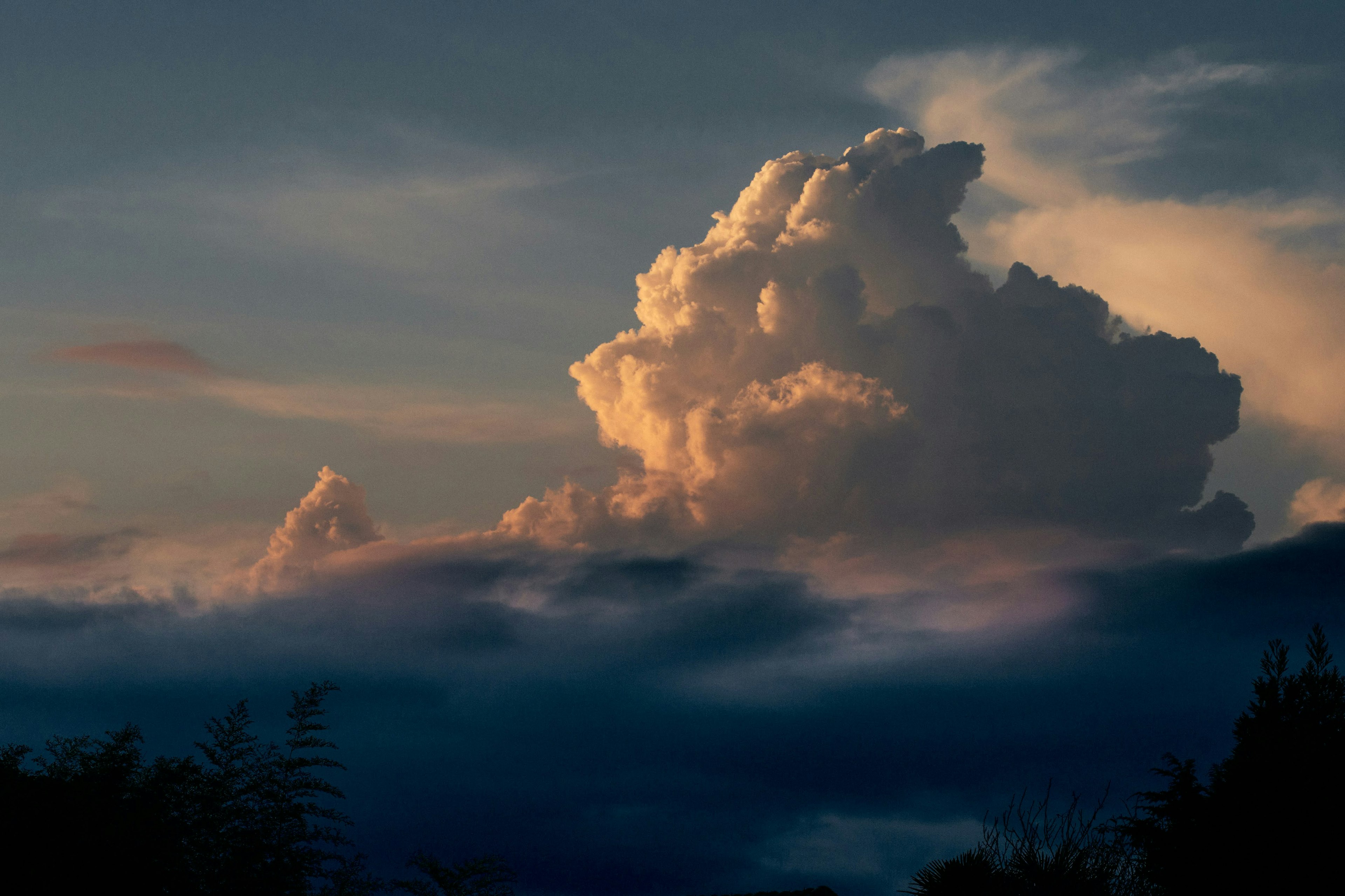 Eine beeindruckende Wolkenformation bei Sonnenuntergang mit sanften Farben im Himmel