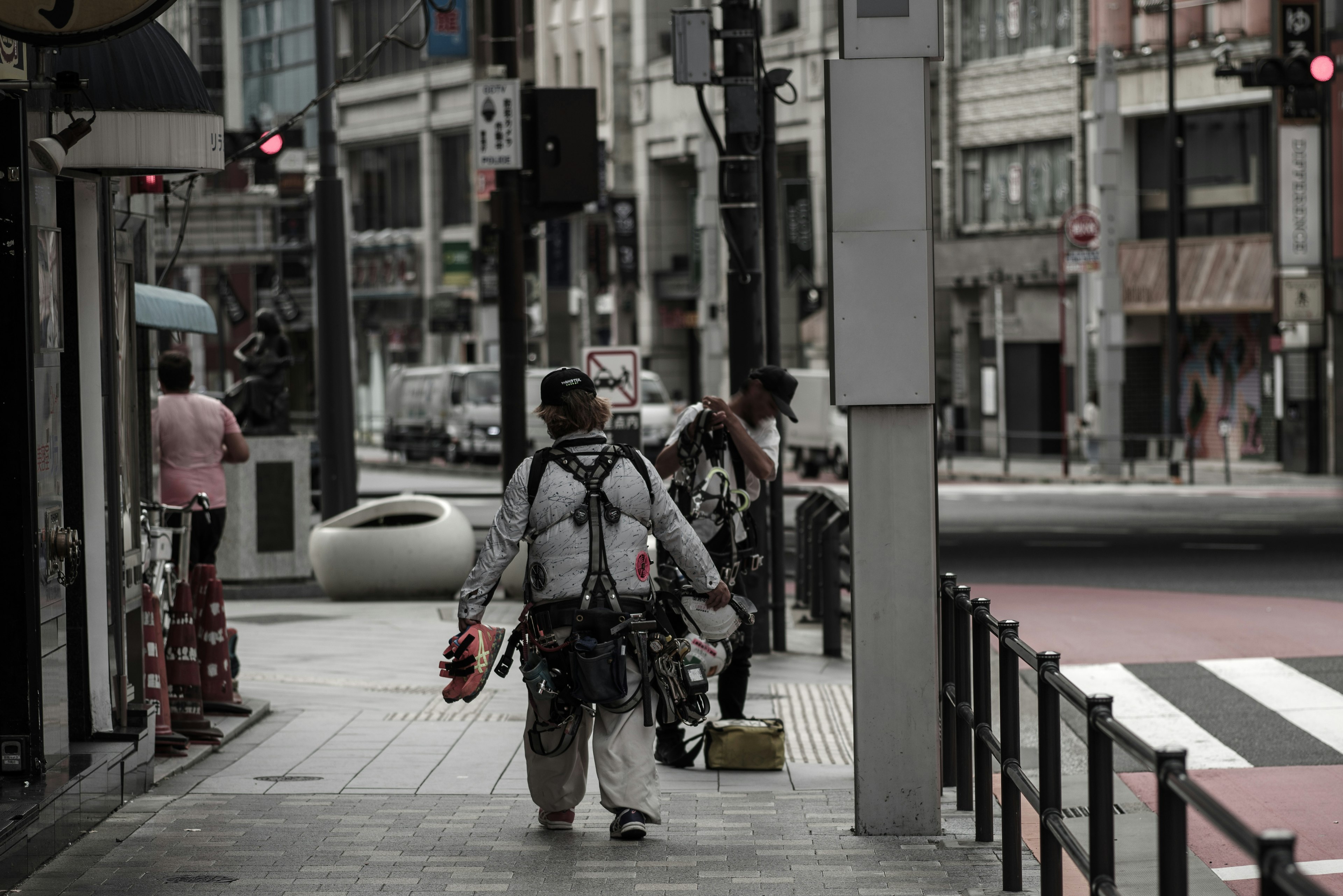 通りを歩く人々と街の風景