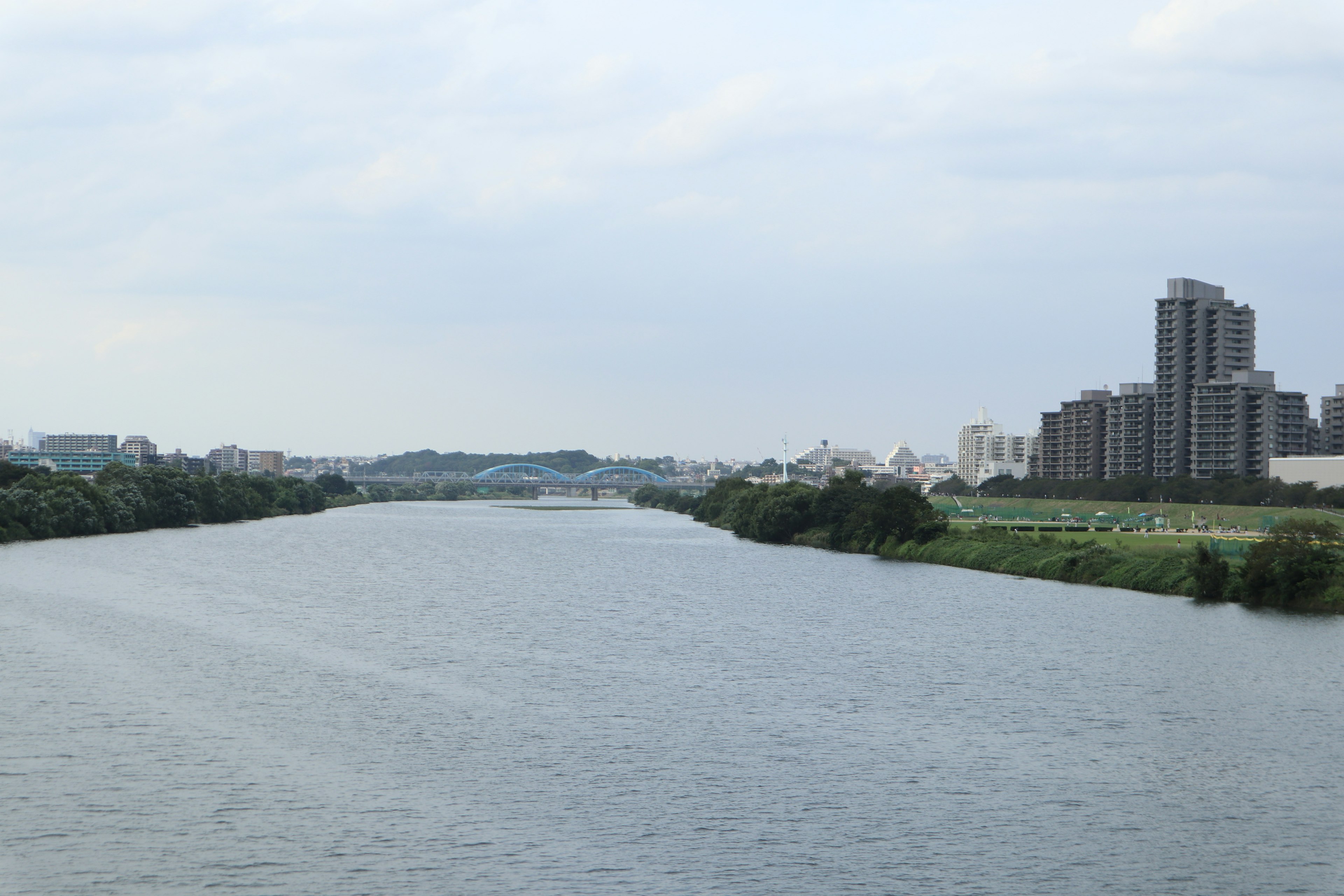 Vue panoramique d'une rivière avec un horizon urbain et des bâtiments