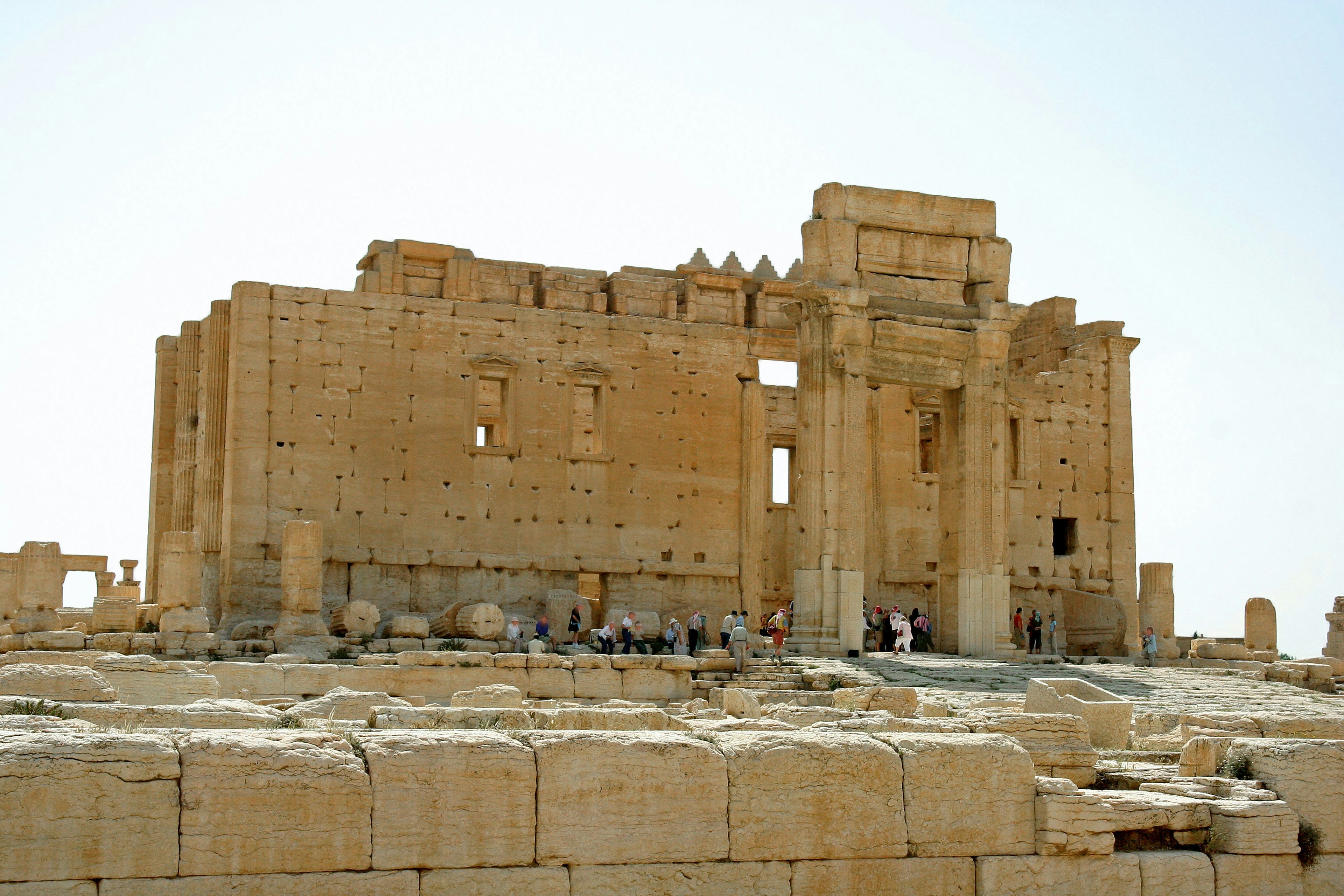 古代の遺跡がある砂漠の景色