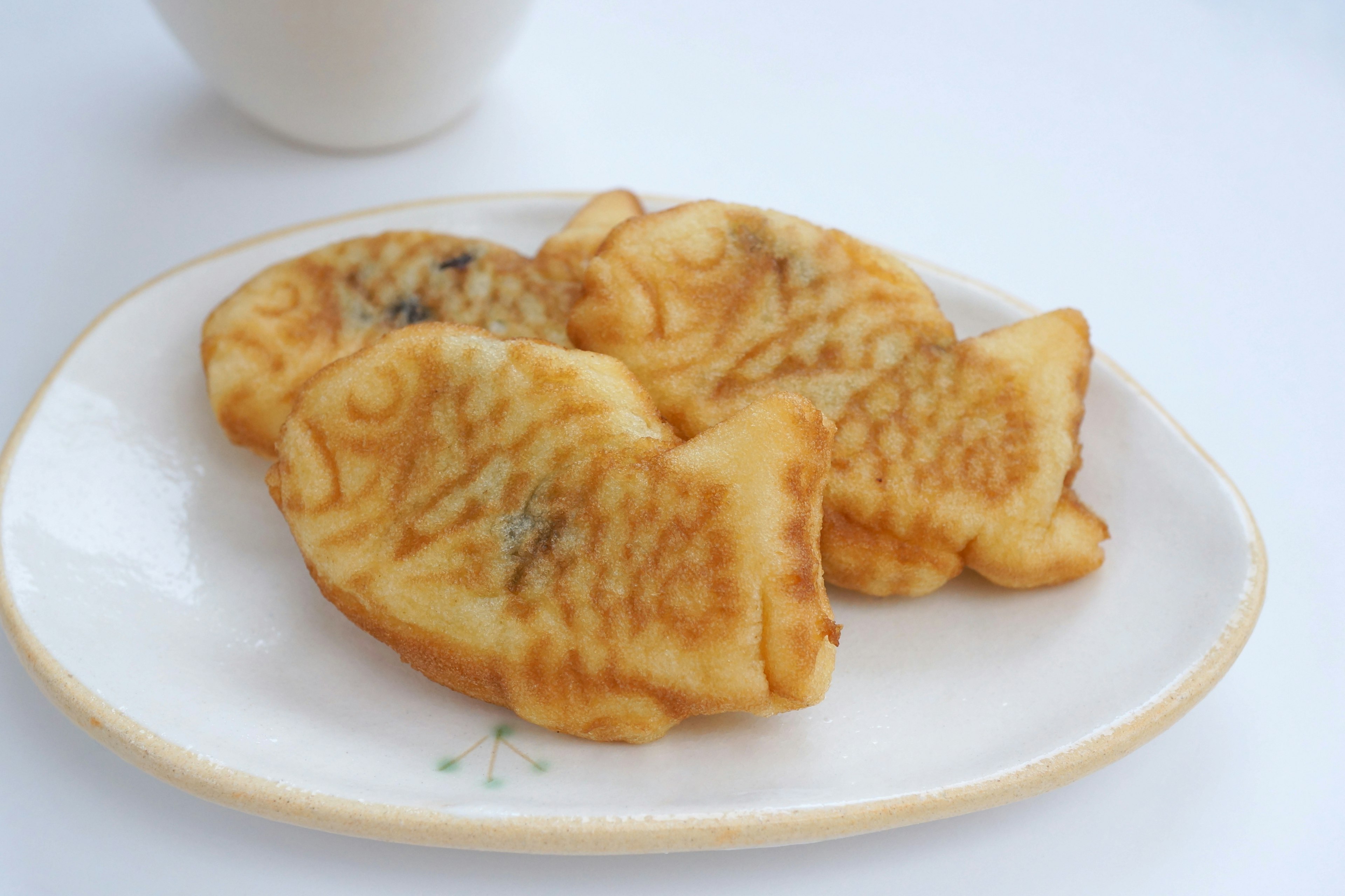 Süße fischförmige Gebäckstücke auf einem weißen Teller angeordnet