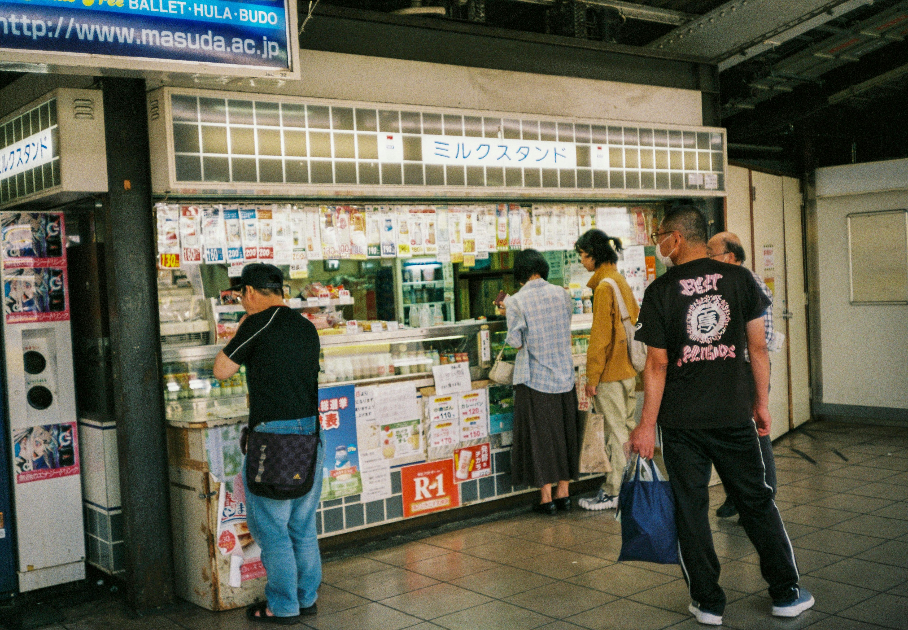 Menschen wählen Produkte in einem kleinen Straßenladen mit einem Verkäufer aus