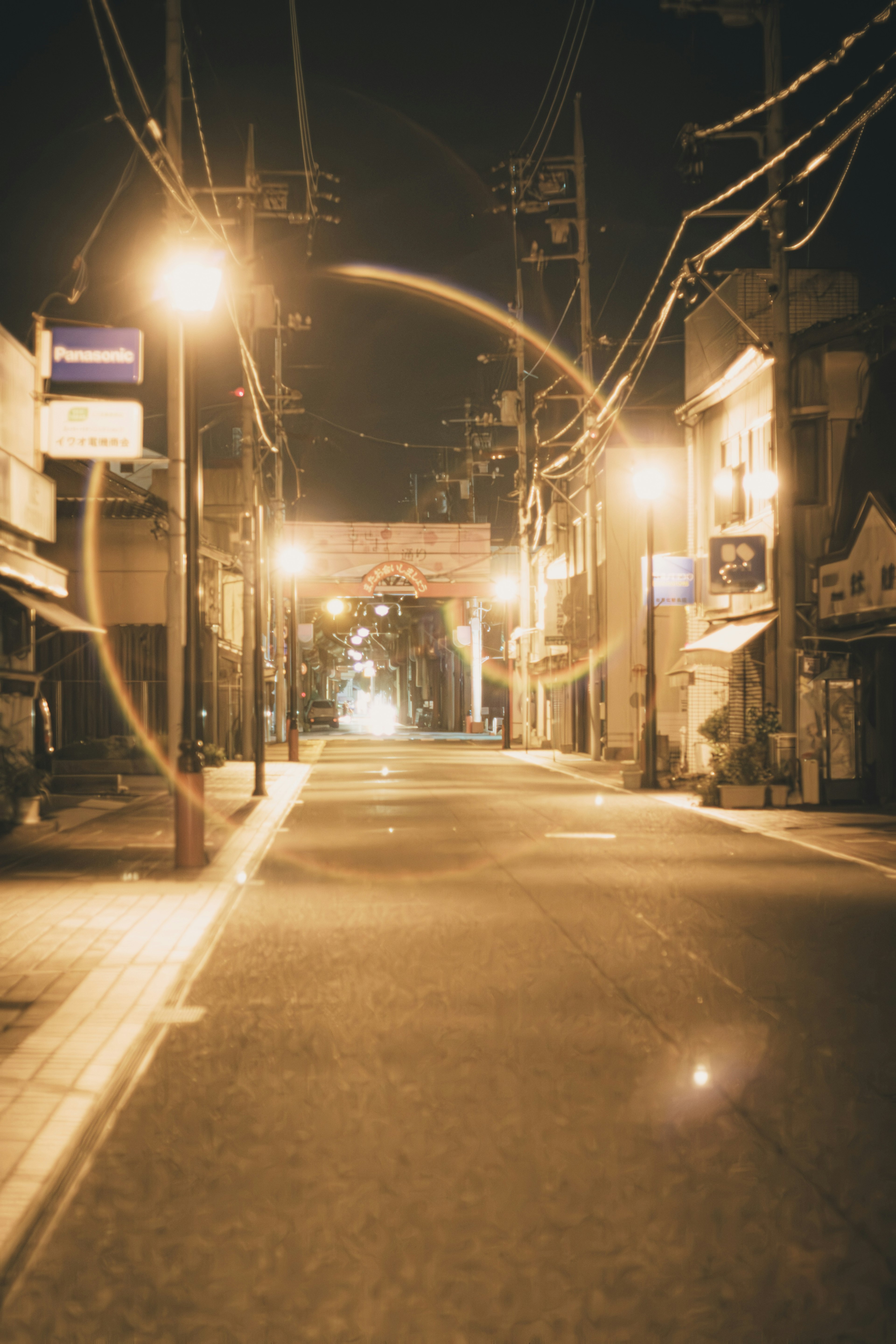 夜晚安靜的街道，街燈和建築物