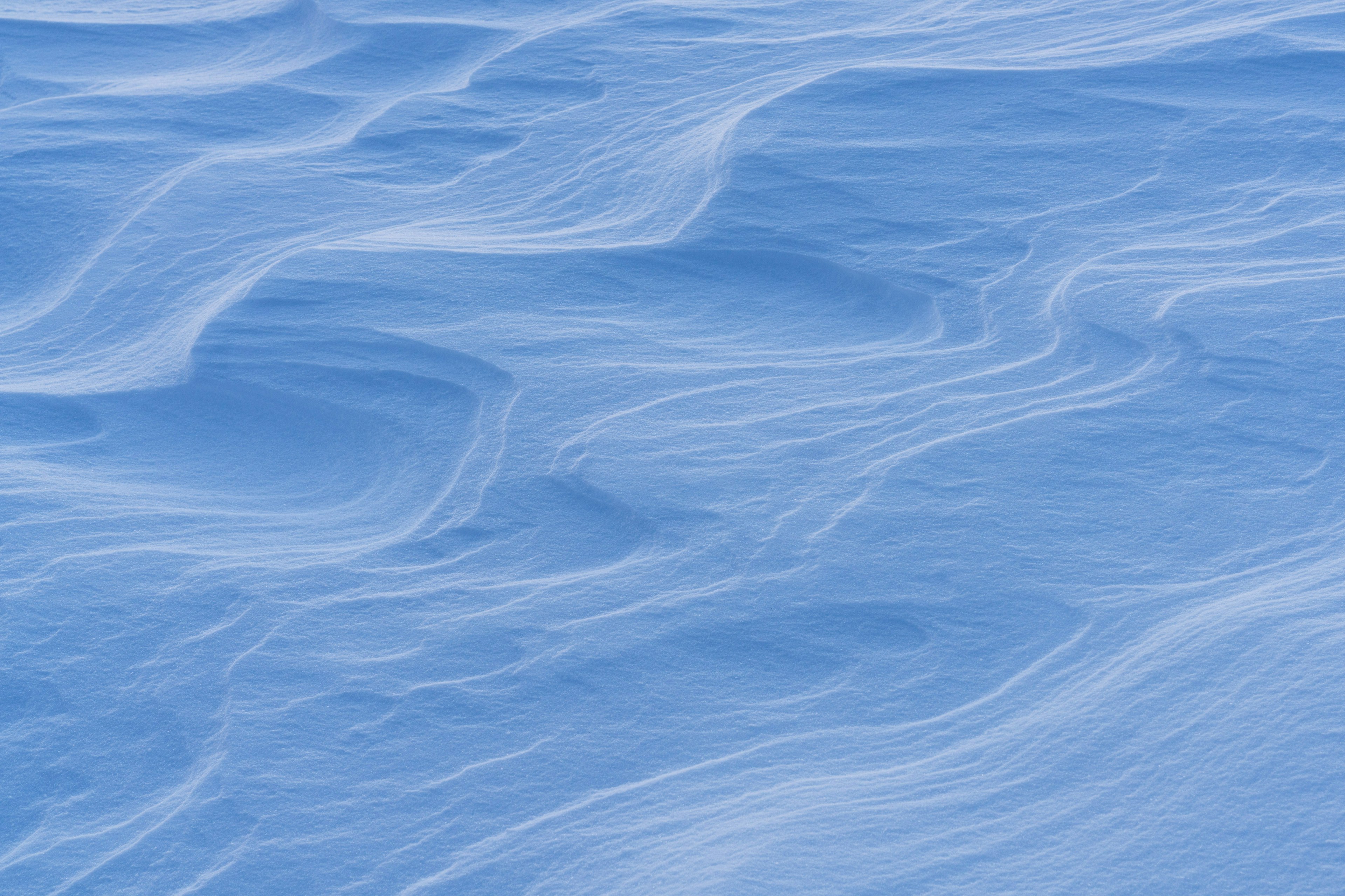 Flowing patterns on a blue water surface