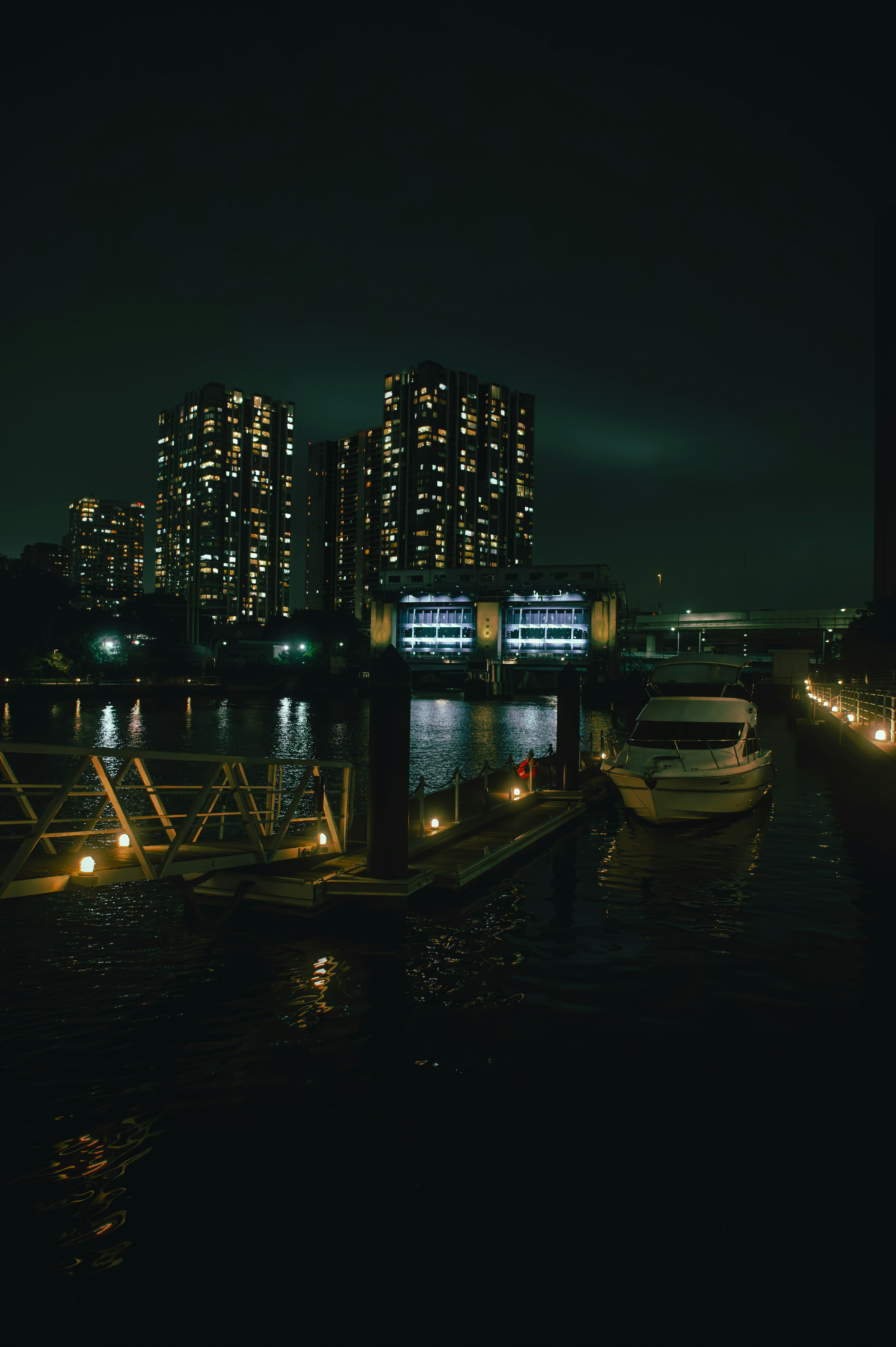 夜晚停靠的船隻和燈光照亮的高樓大廈