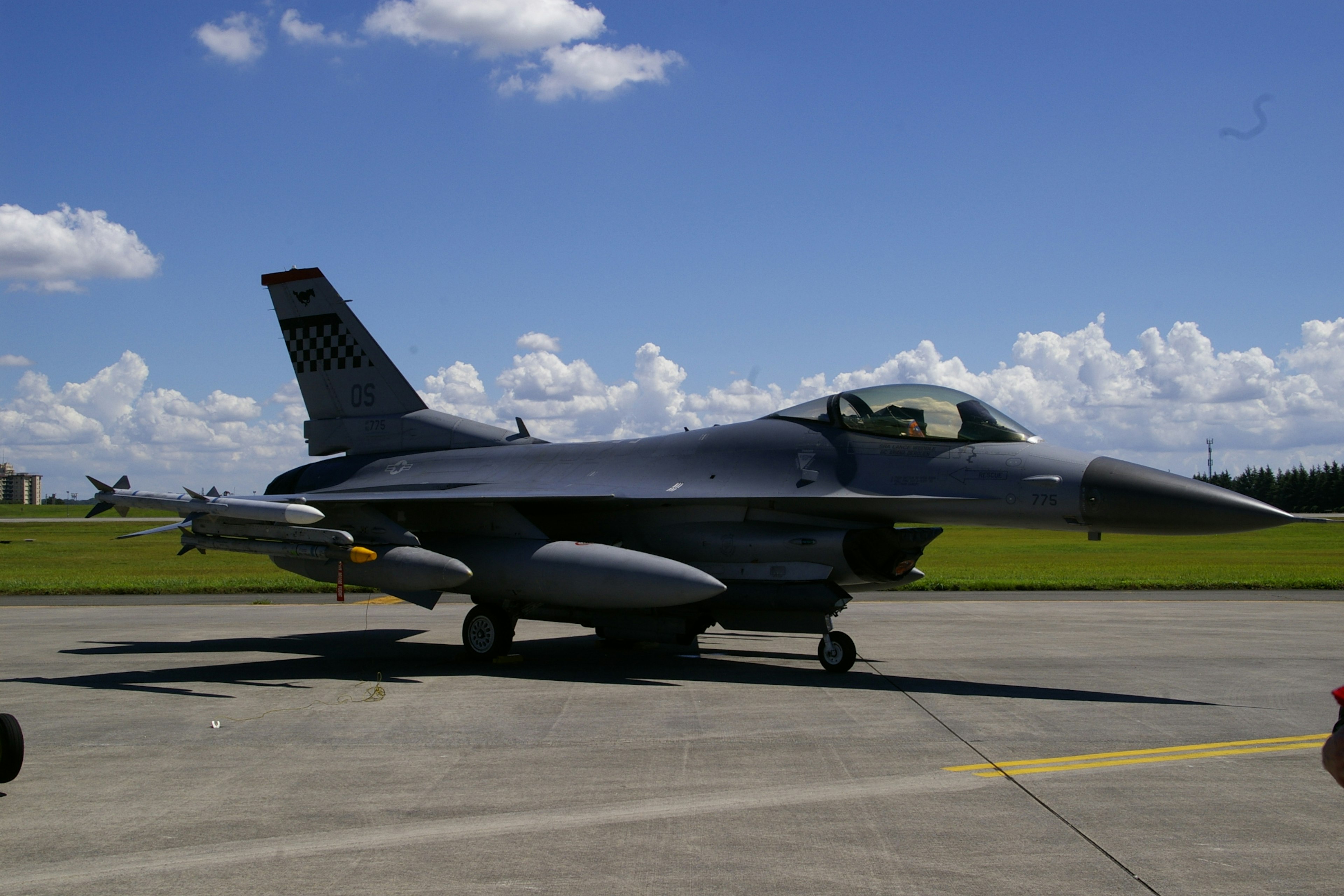 Caza F-16 aparcado en una pista de aeropuerto