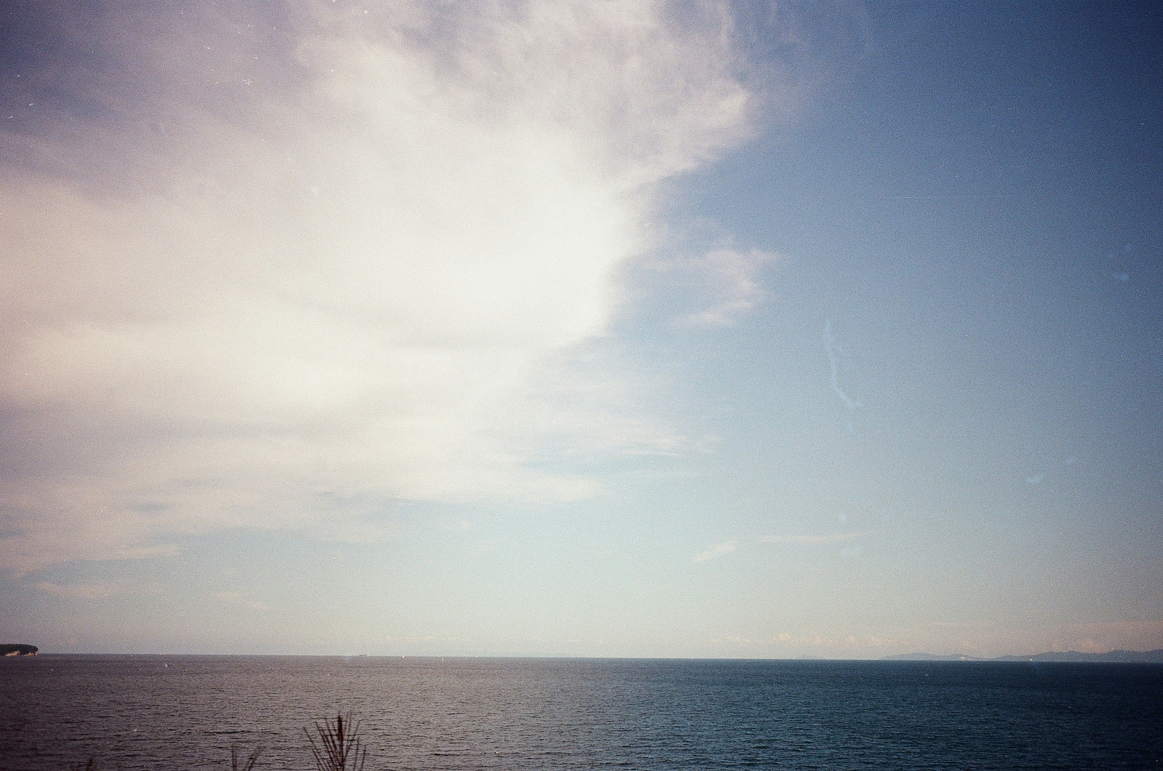 青い海と空の美しい風景雲が浮かんでいる