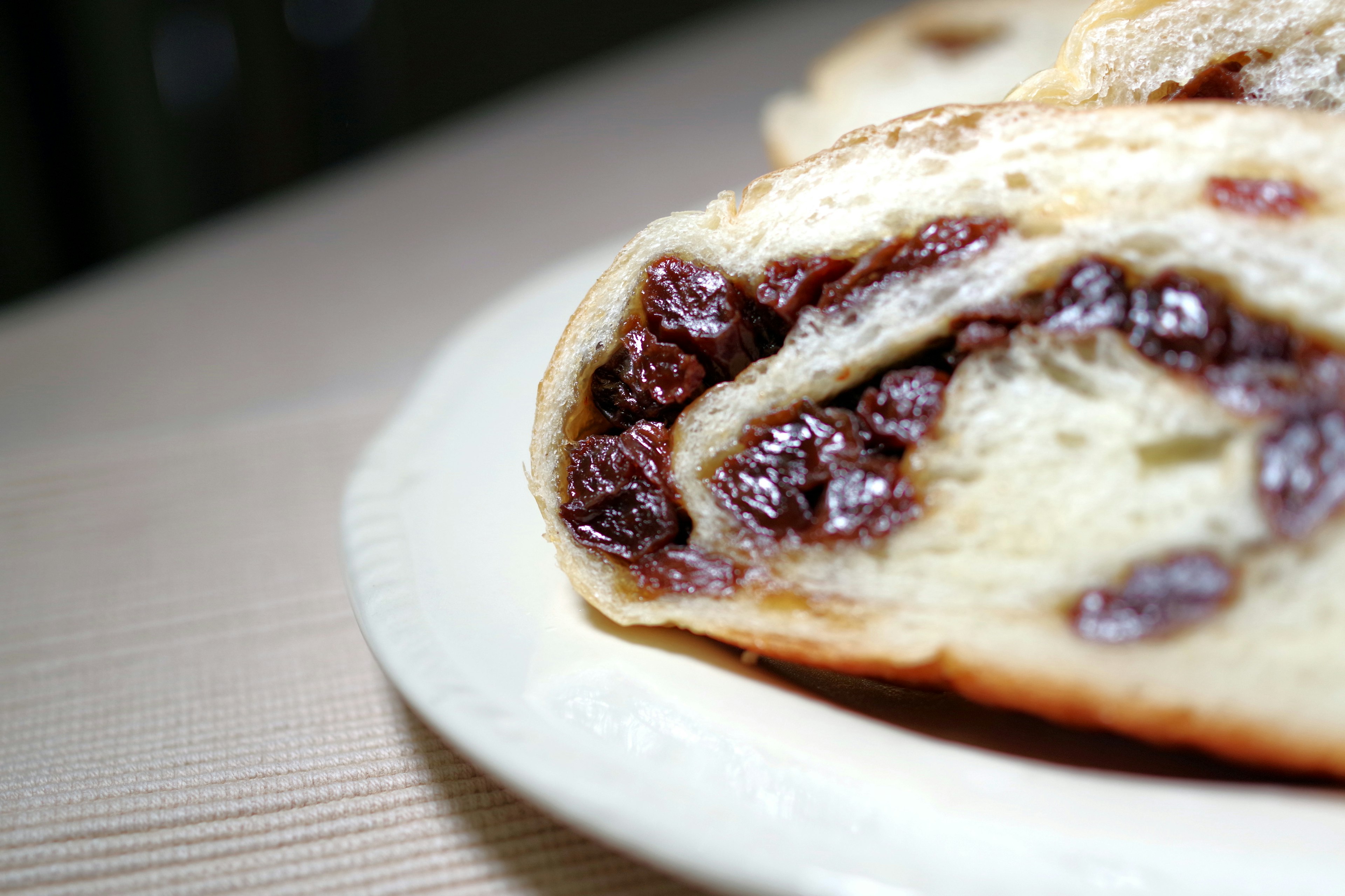 Potongan melintang roti manis dengan isian cokelat