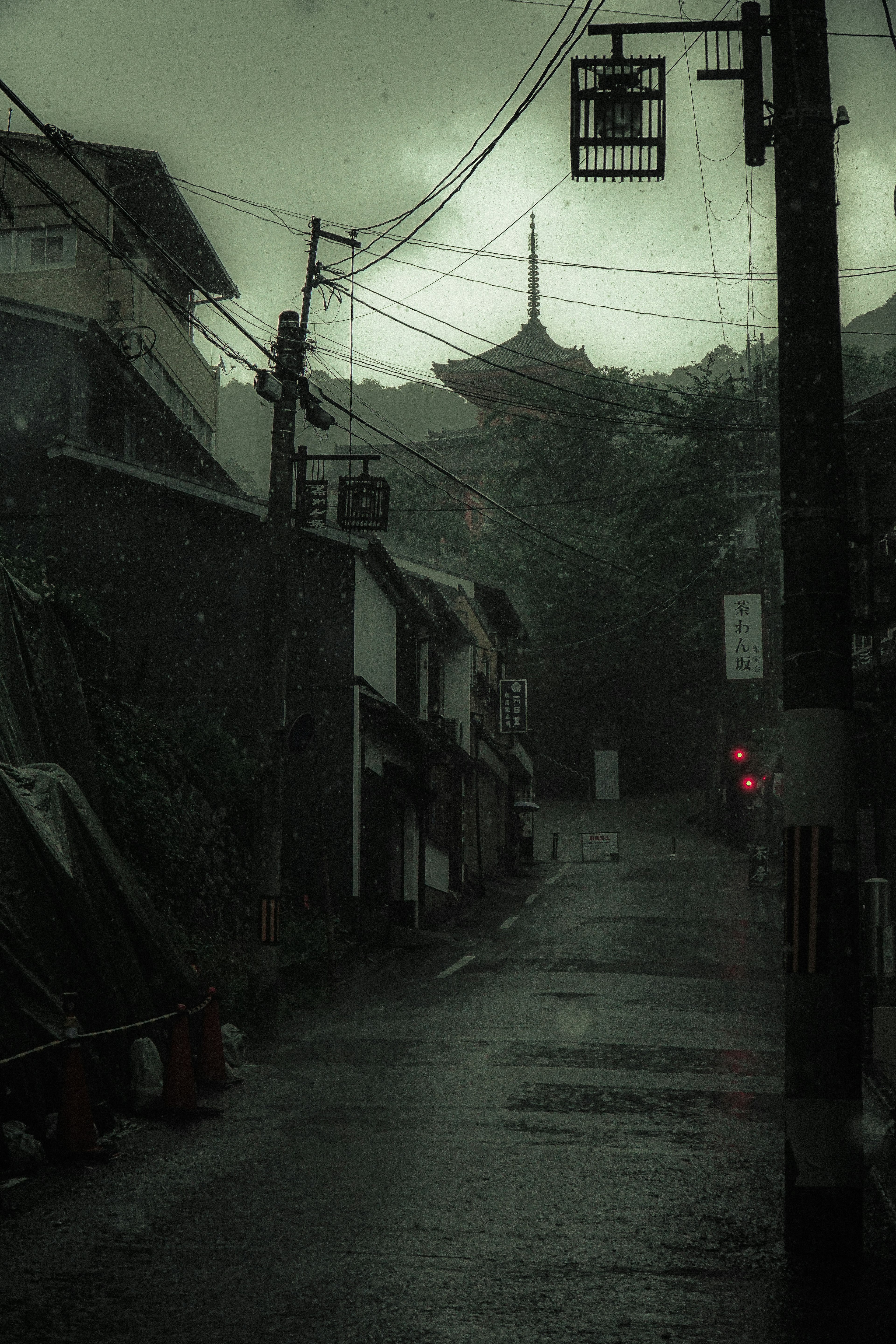 雨中寧靜的街道與古老建築和霧中的寺廟塔