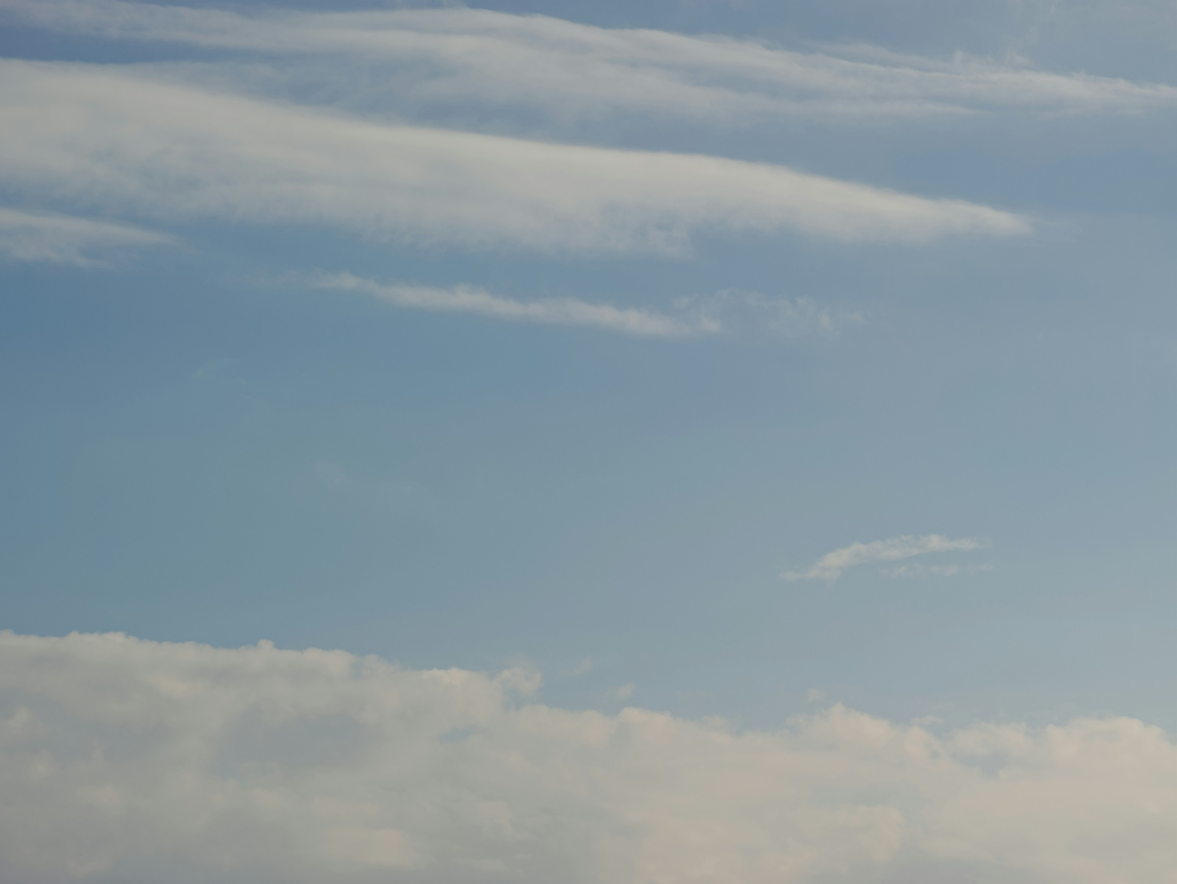 青空に浮かぶ白い雲の風景