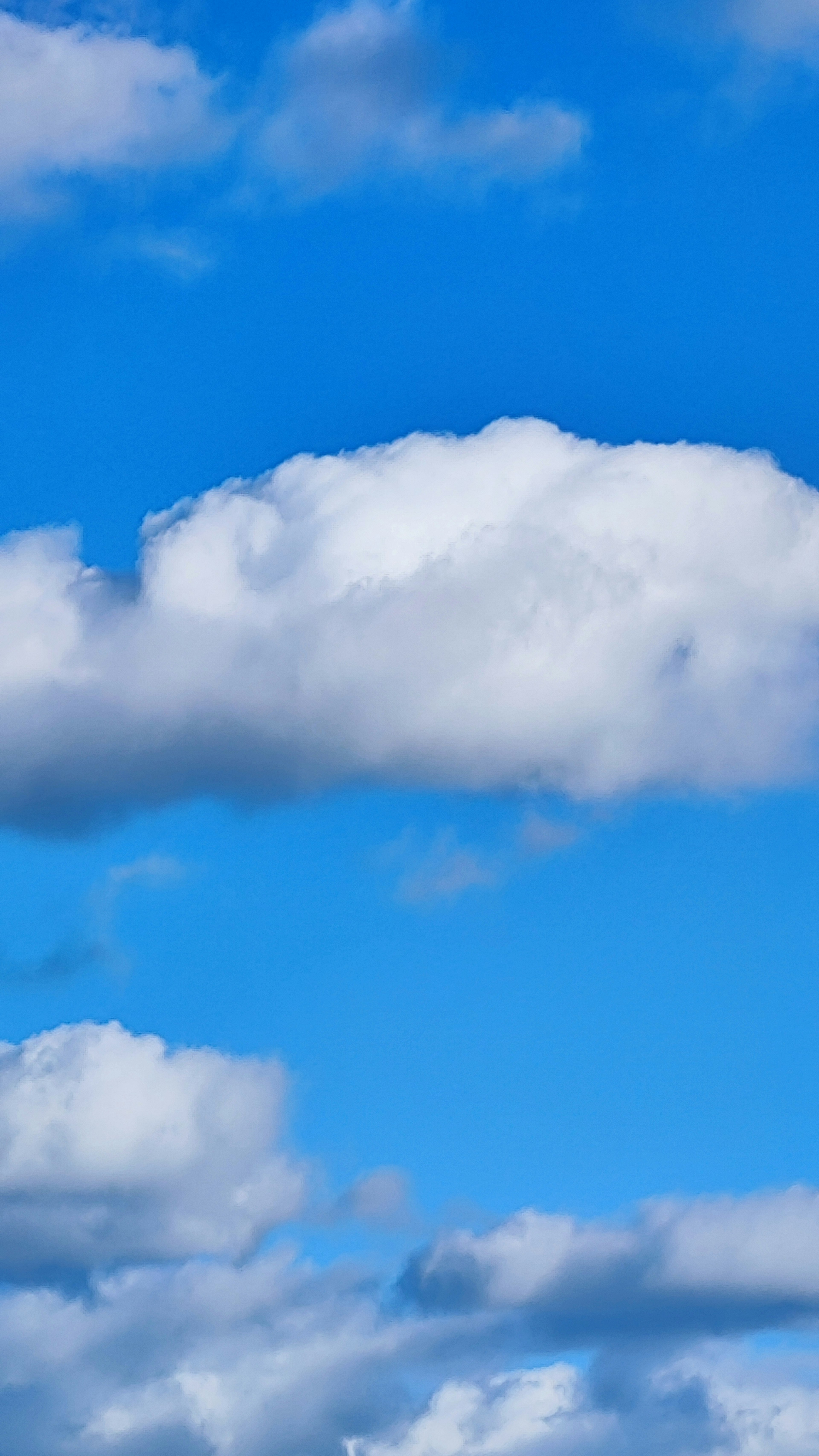 Weiße Wolken, die in einem blauen Himmel treiben