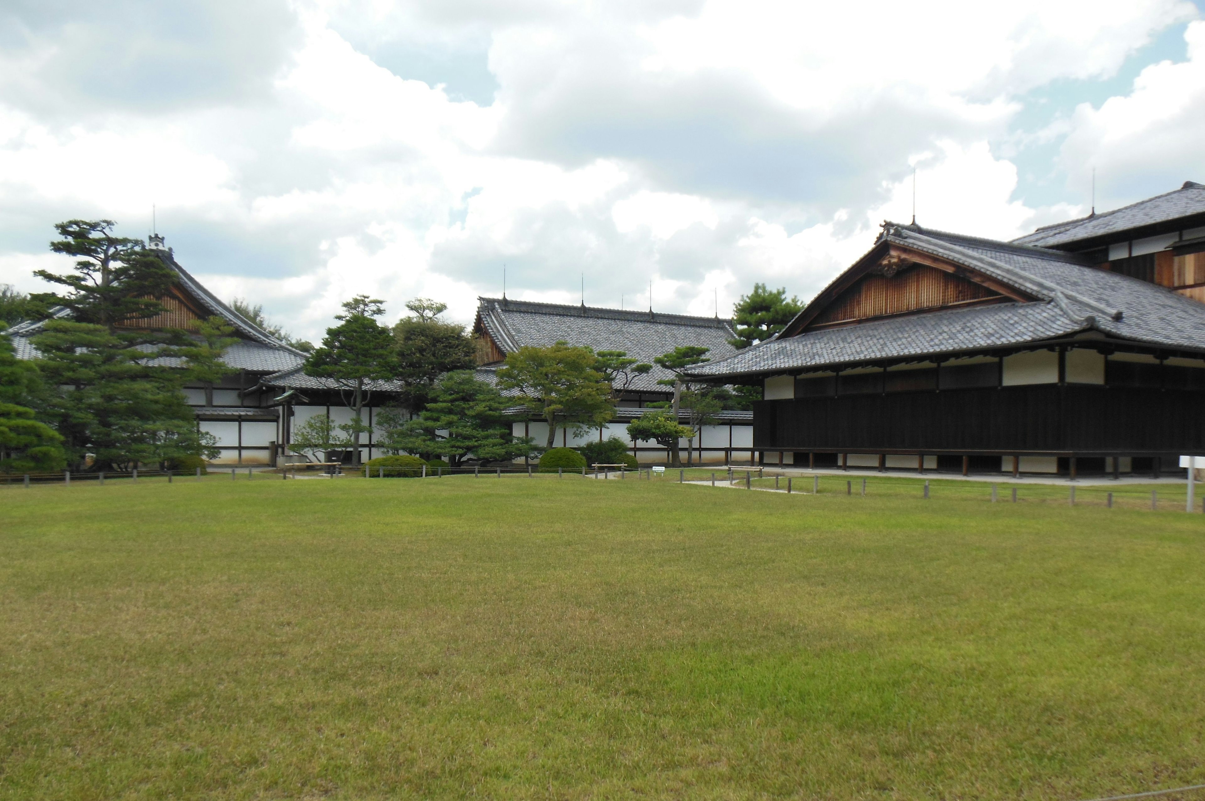 Traditionelle japanische Architektur mit einer großen Rasenfläche