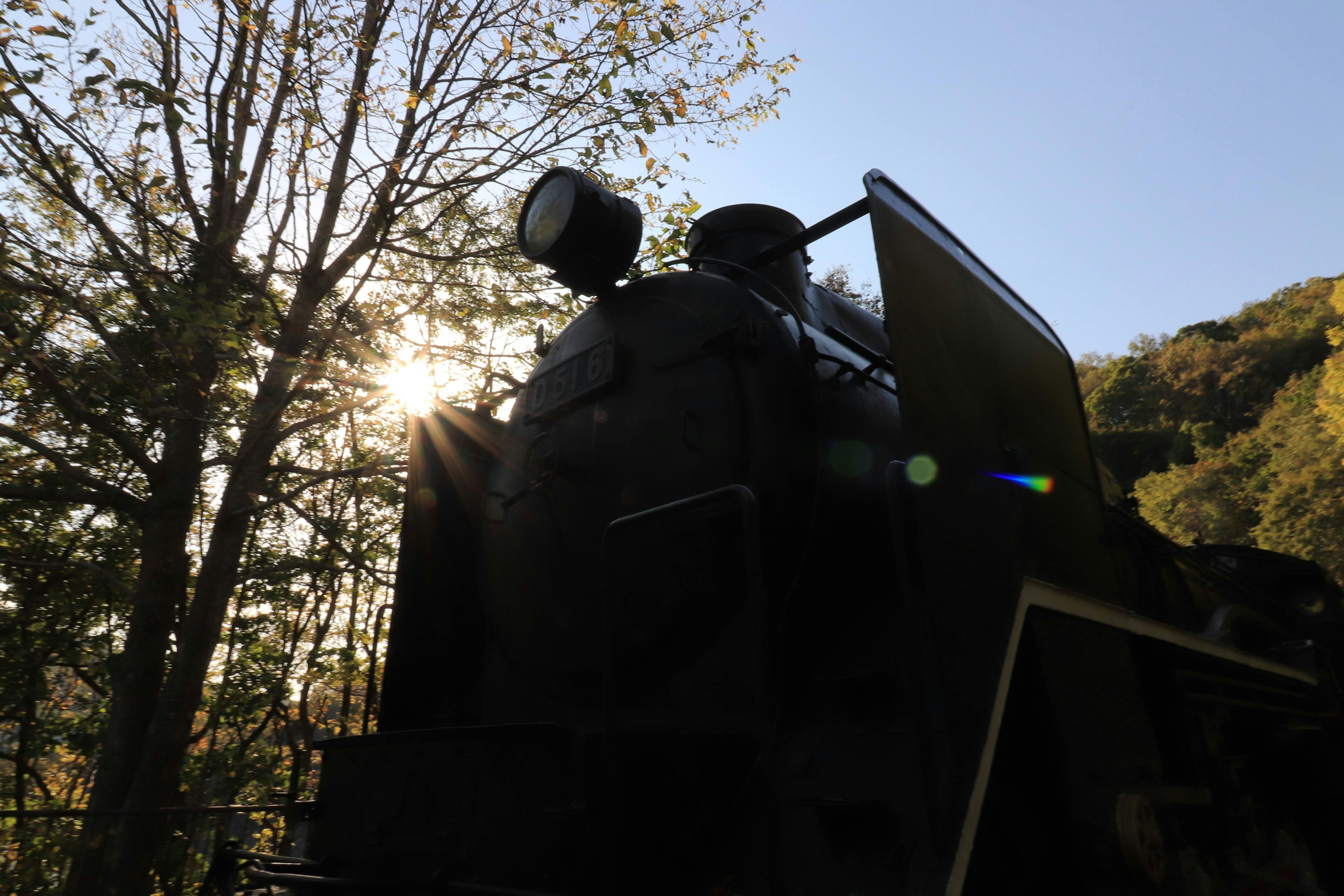 Silhouette d'une locomotive contre un beau coucher de soleil