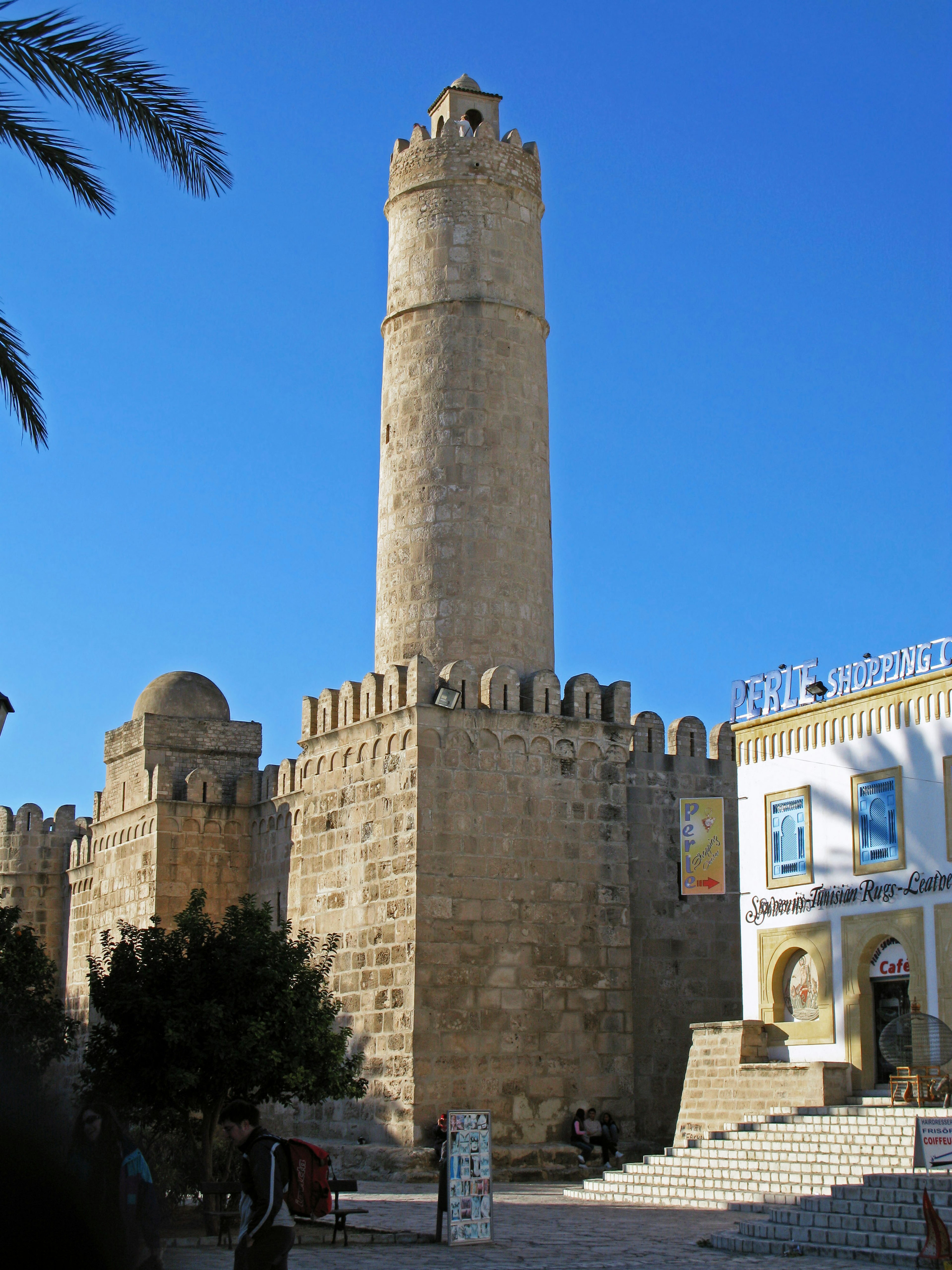 Torre histórica con muros de piedra bajo un cielo azul claro