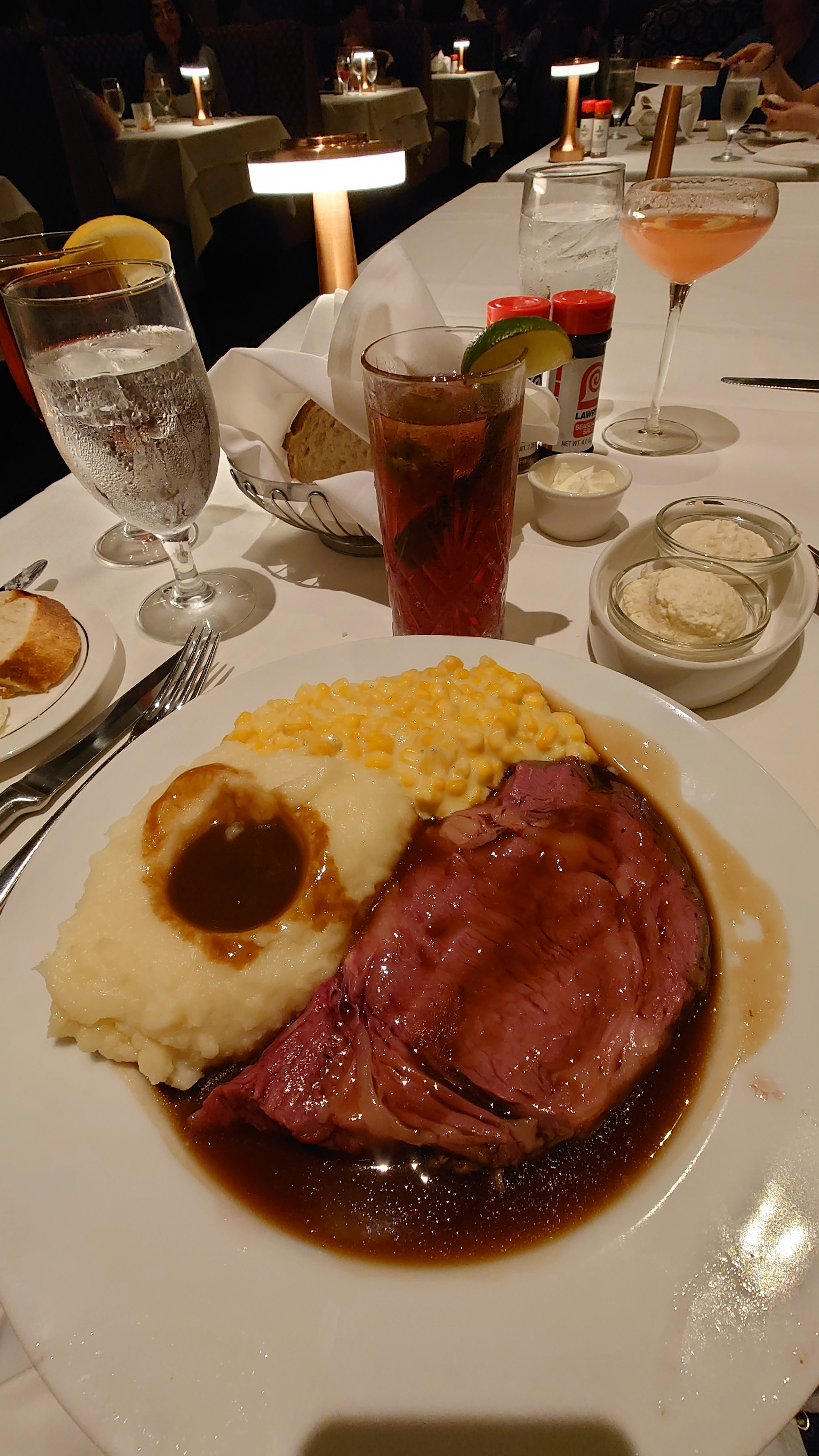 Deliziosa costata di manzo con salsa e purè di patate