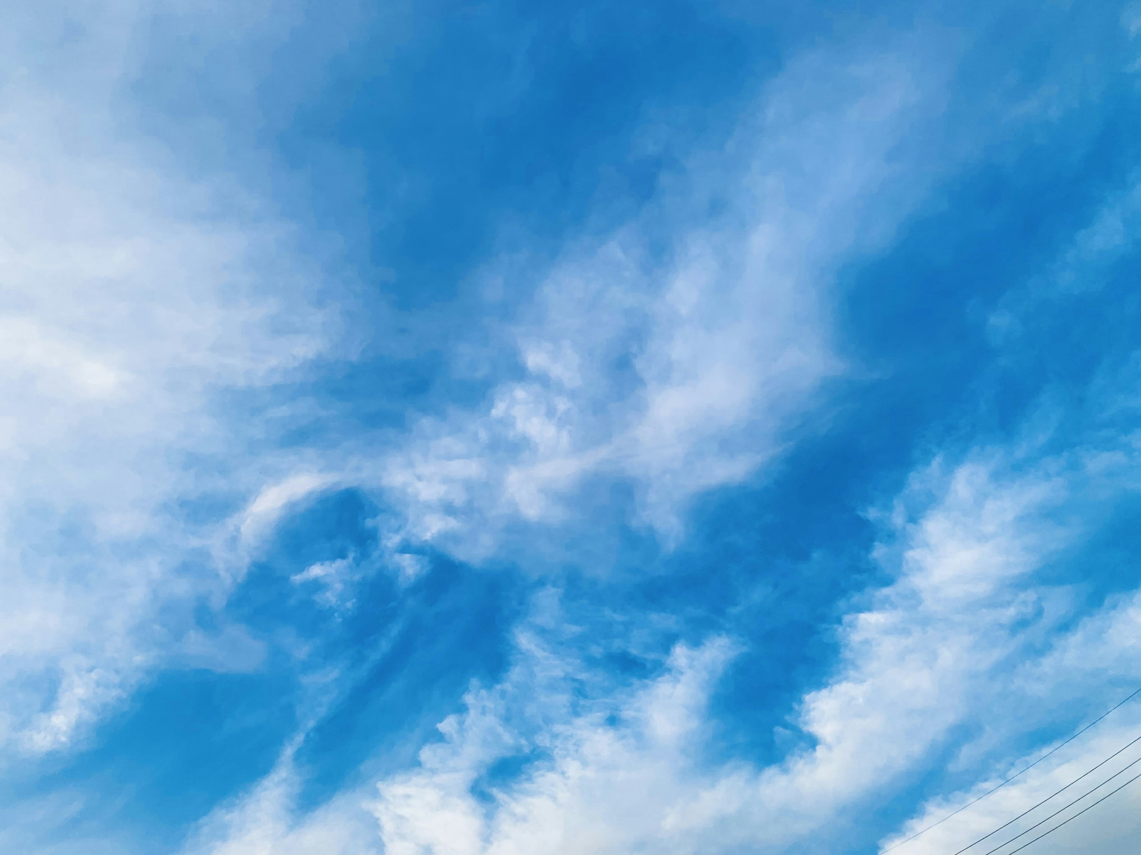 Hermosa vista del cielo azul con nubes blancas