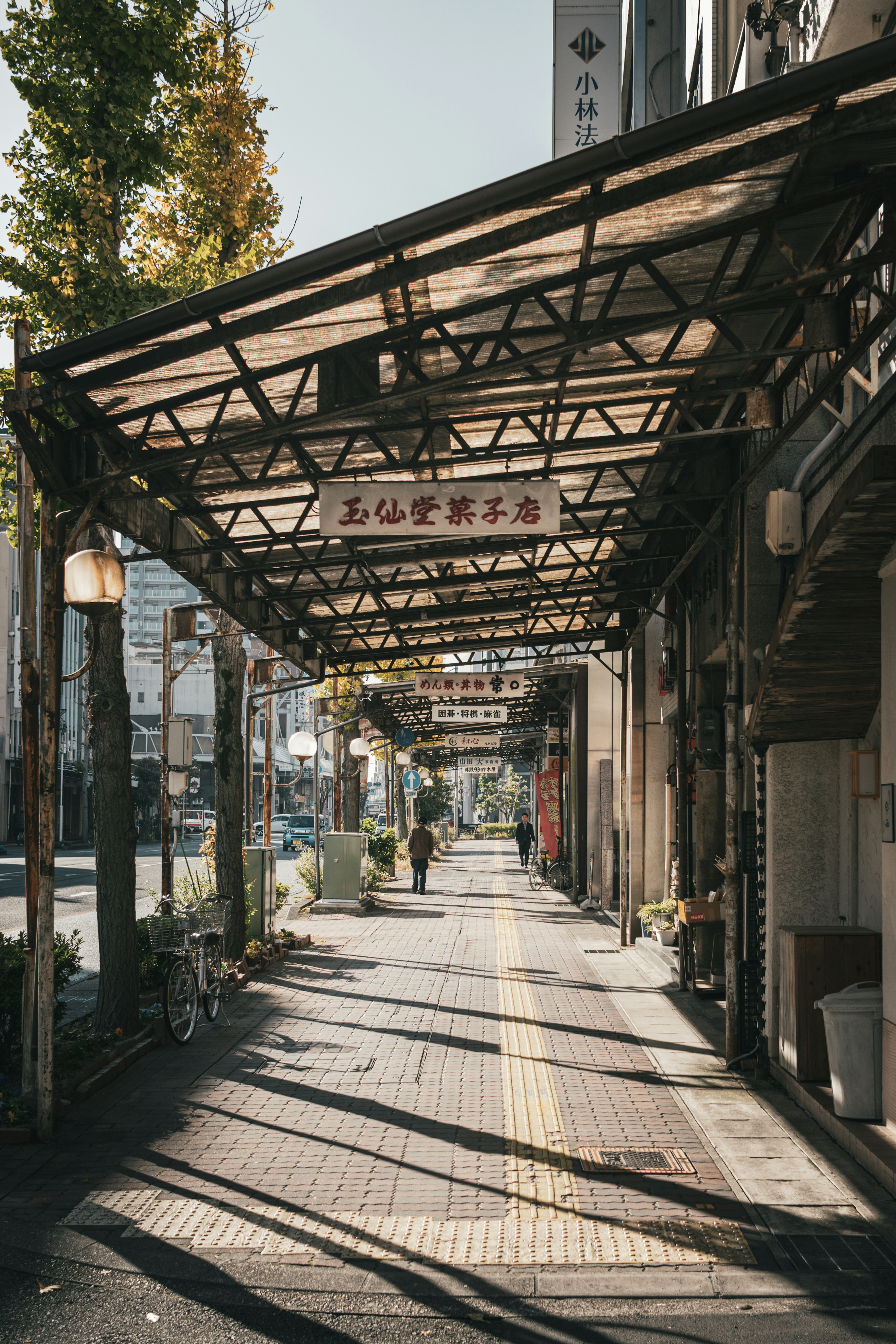 Pemandangan jalan sepi di bawah arcade di Tokyo