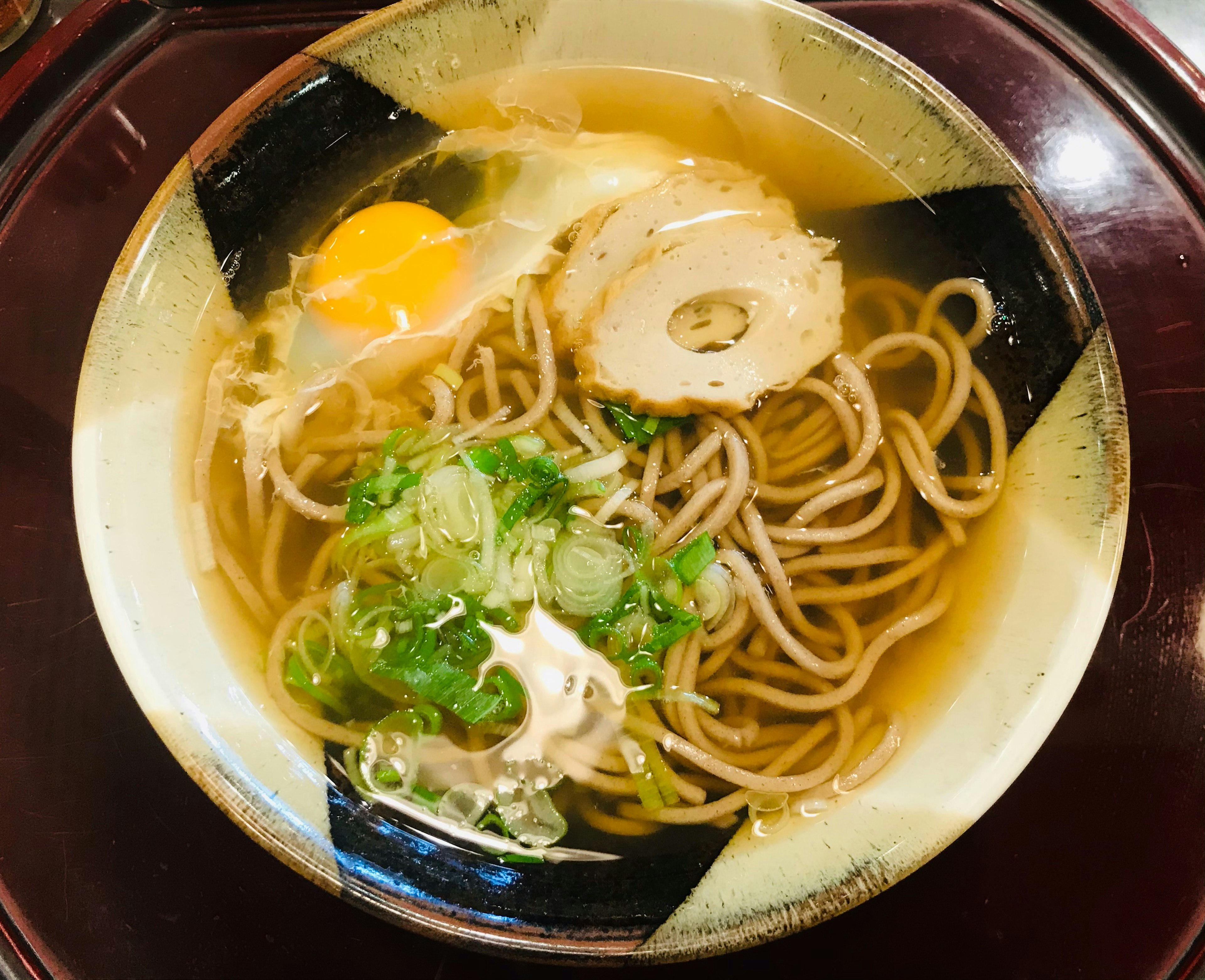 Sup mie soba yang lezat dengan telur dan daun bawang