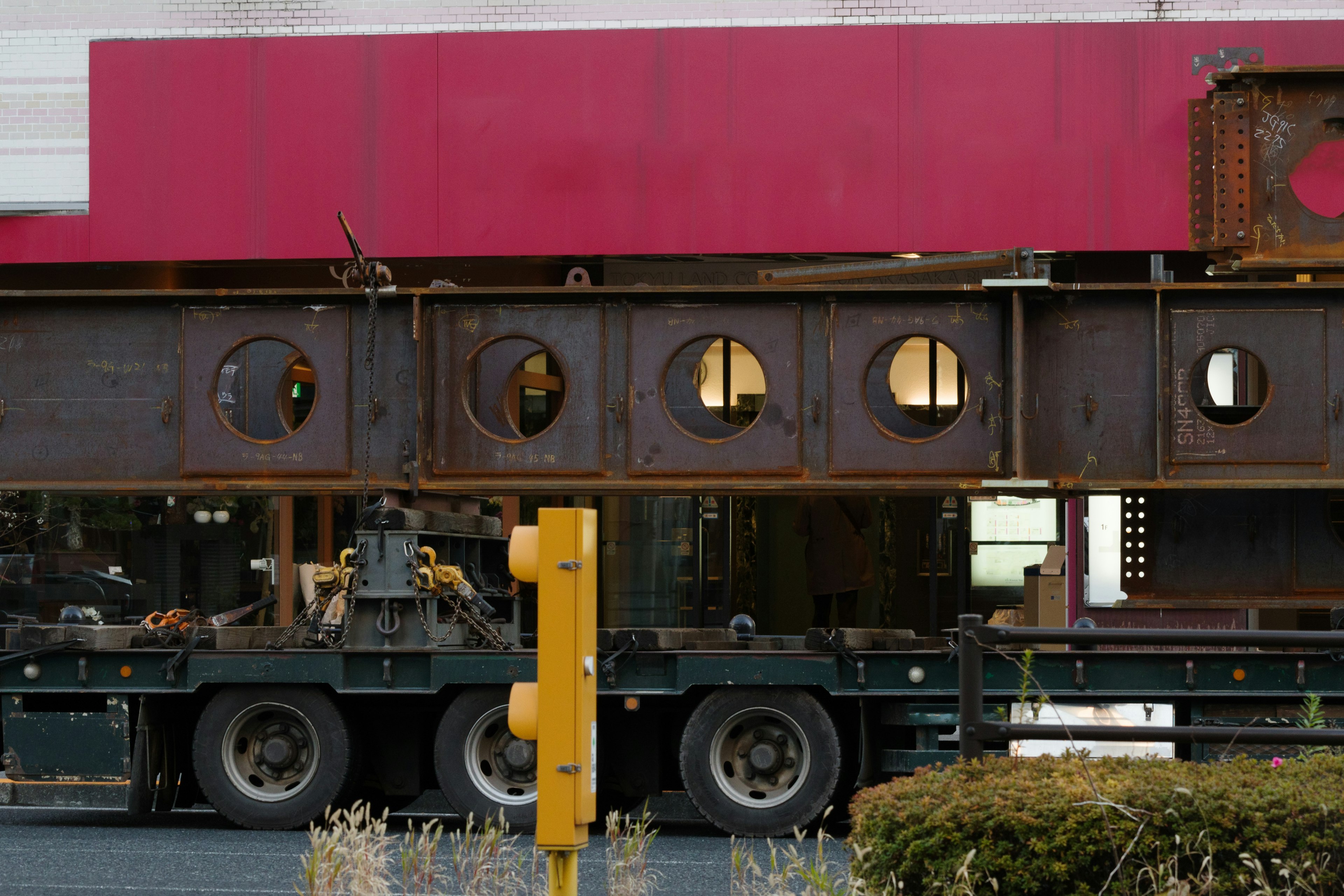 Große Stahlstruktur, die auf einem Lkw transportiert wird