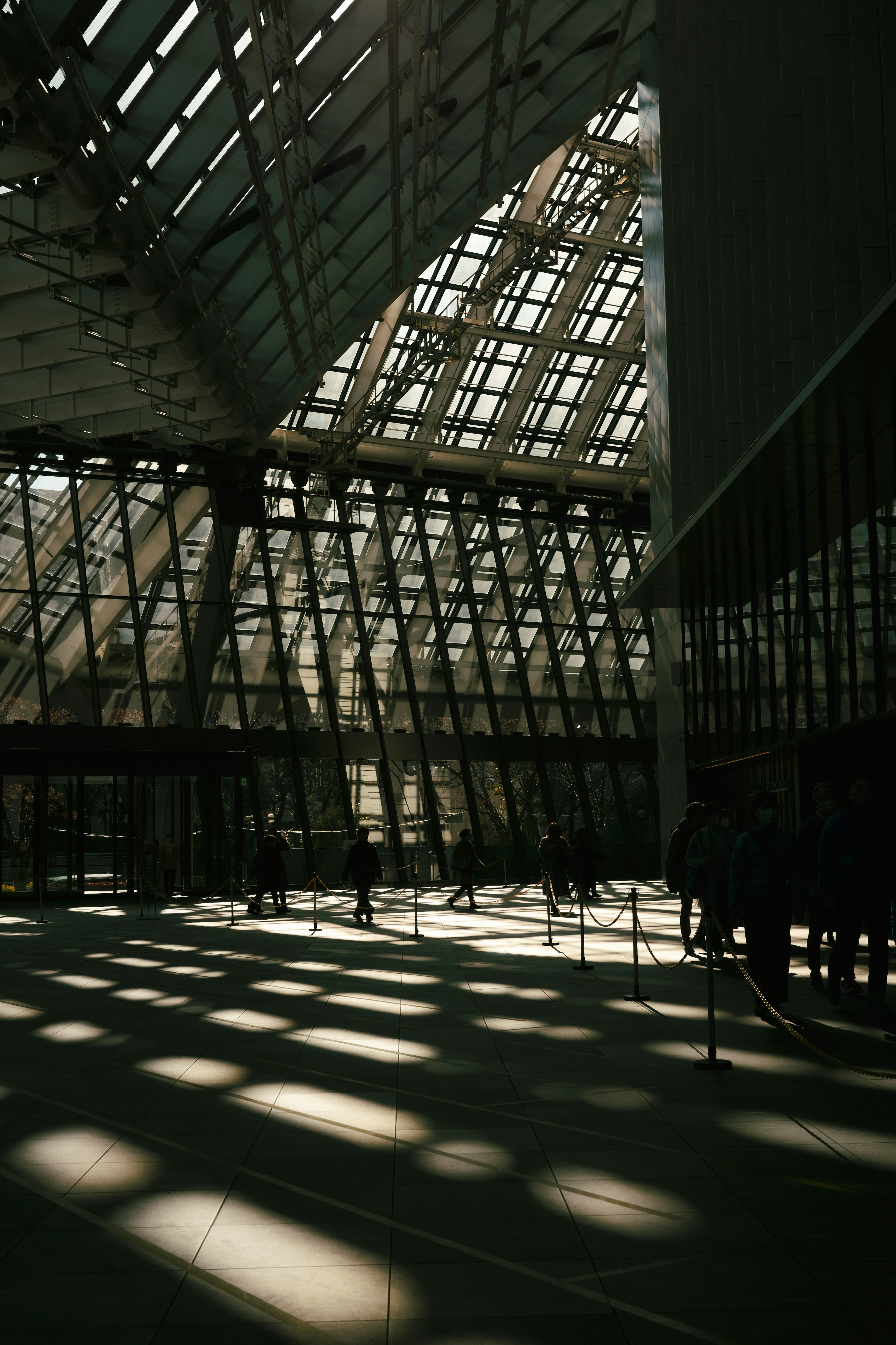 Interior Museum Louvre dengan pola cahaya dan bayangan