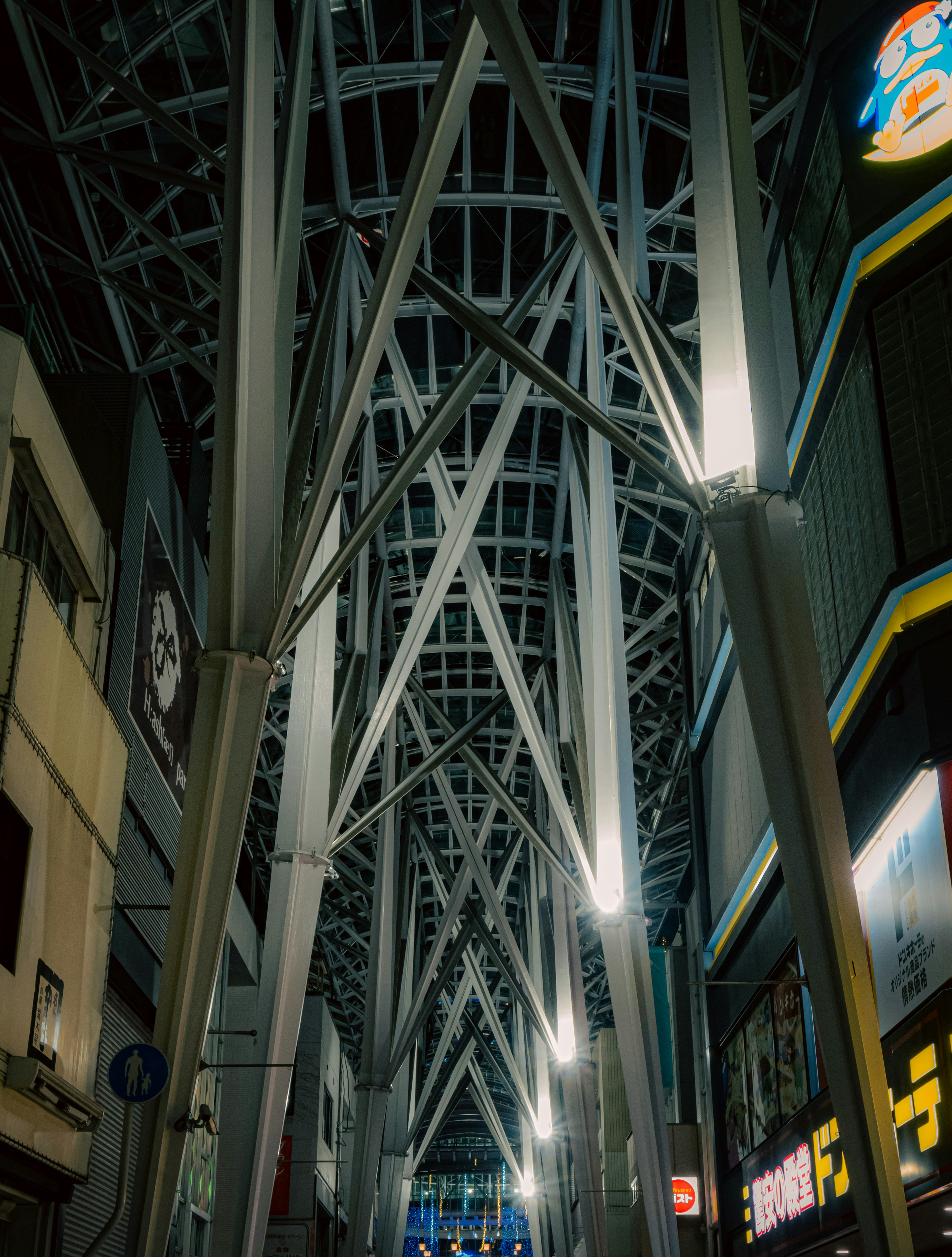 Structure architecturale moderne d'une arcade nocturne avec éclairage