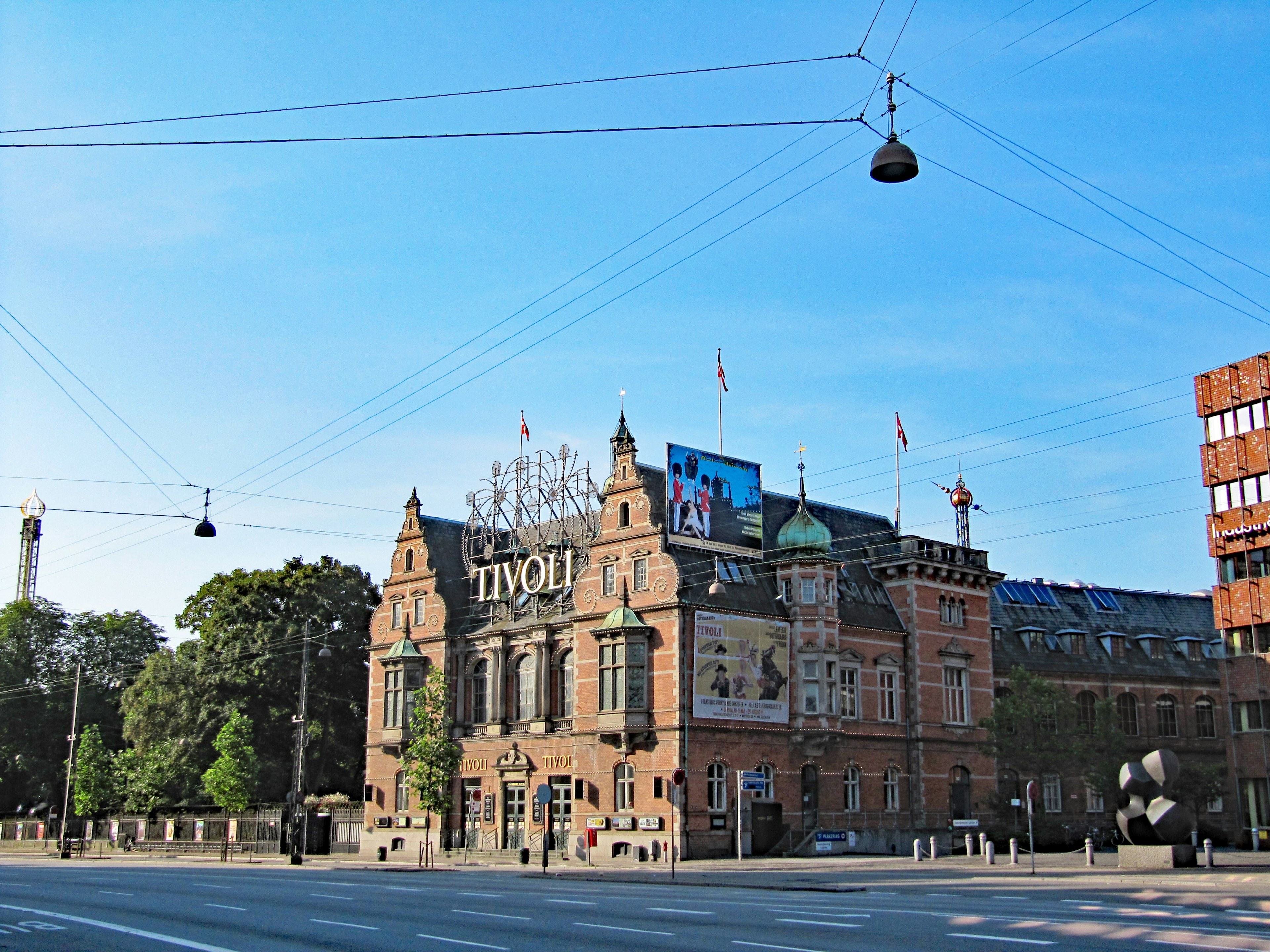 Historisches Gebäude unter einem klaren blauen Himmel mit Oberleitungen