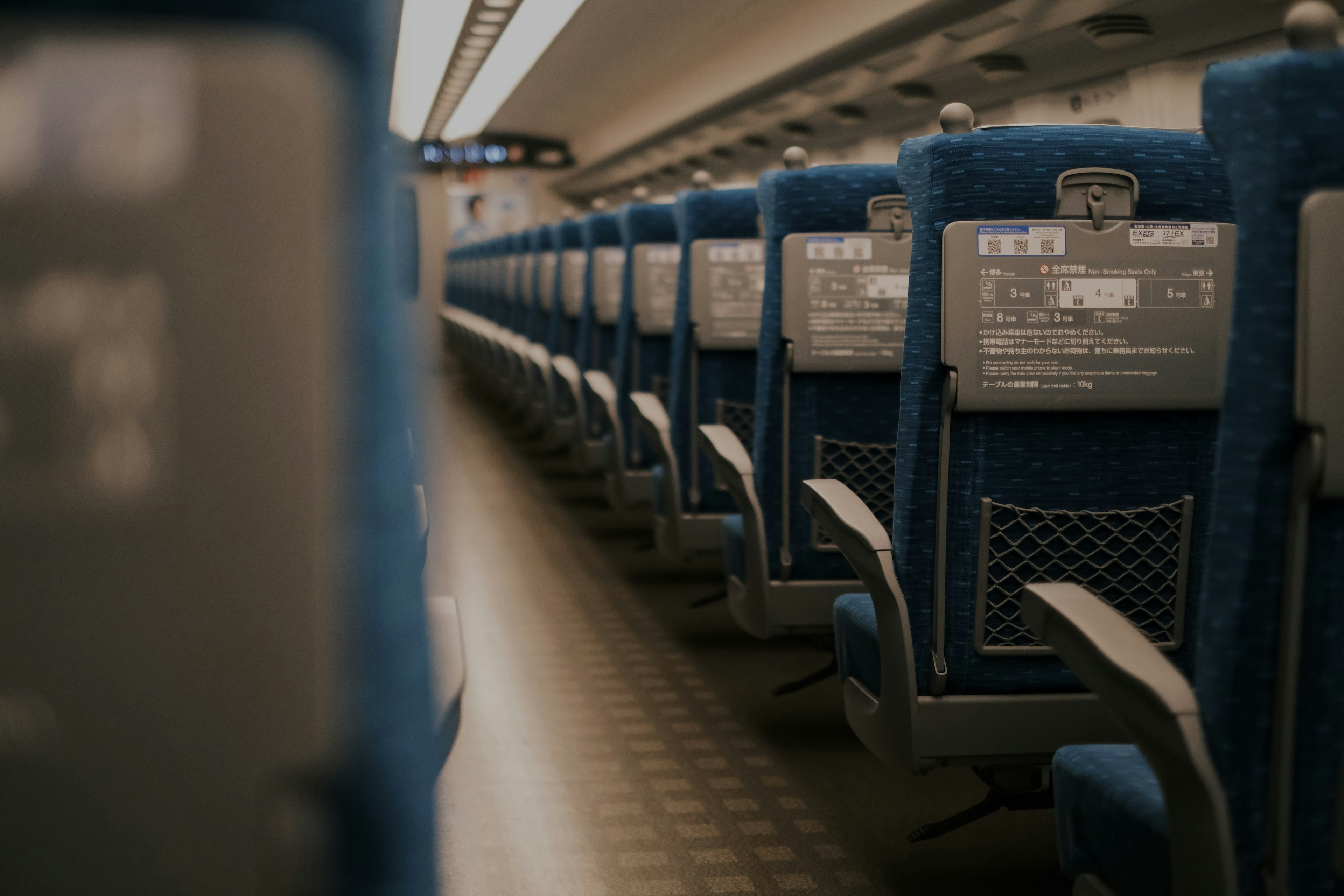 Intérieur d'un train avec des sièges bleus alignés