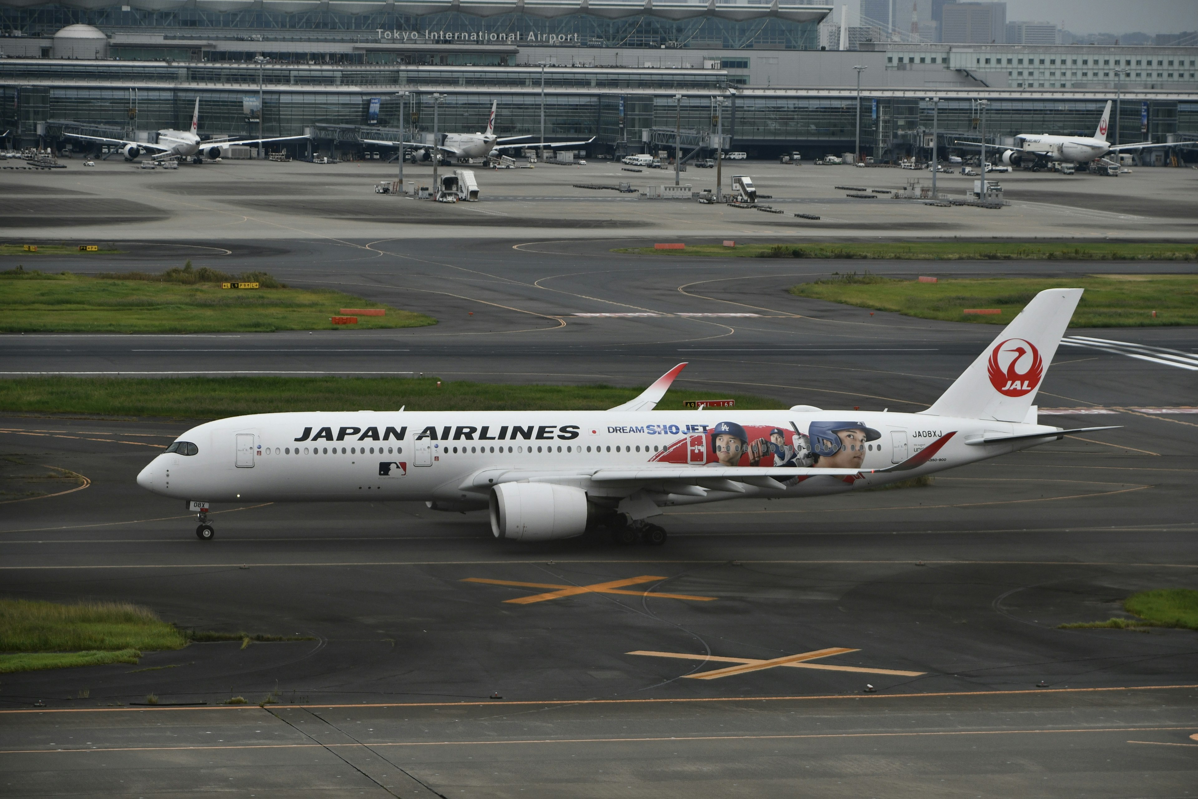 Aereo Japan Airlines in fase di rullaggio sulla pista dell'aeroporto