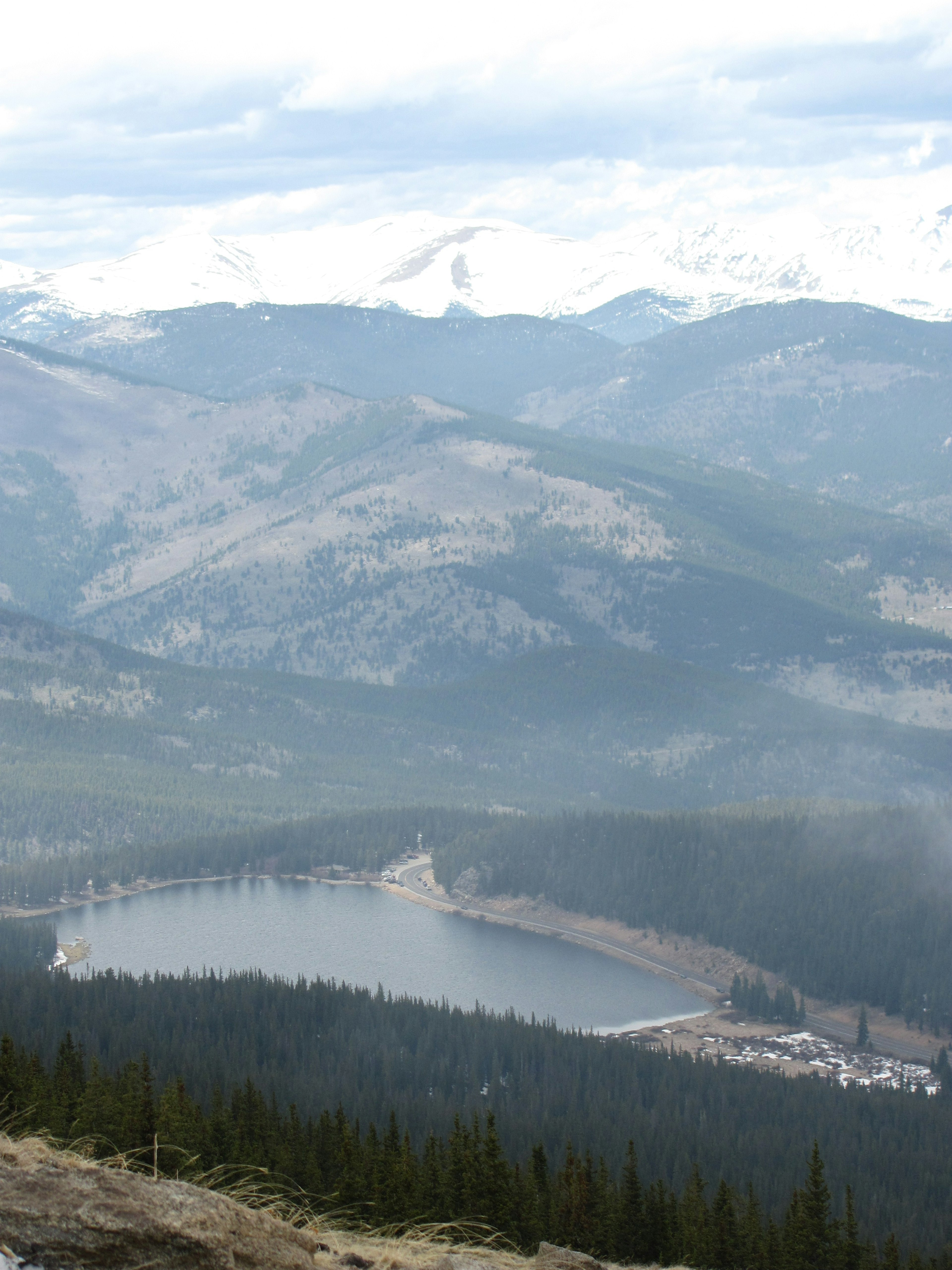 Malersicher Blick auf einen von Bergen umgebenen See