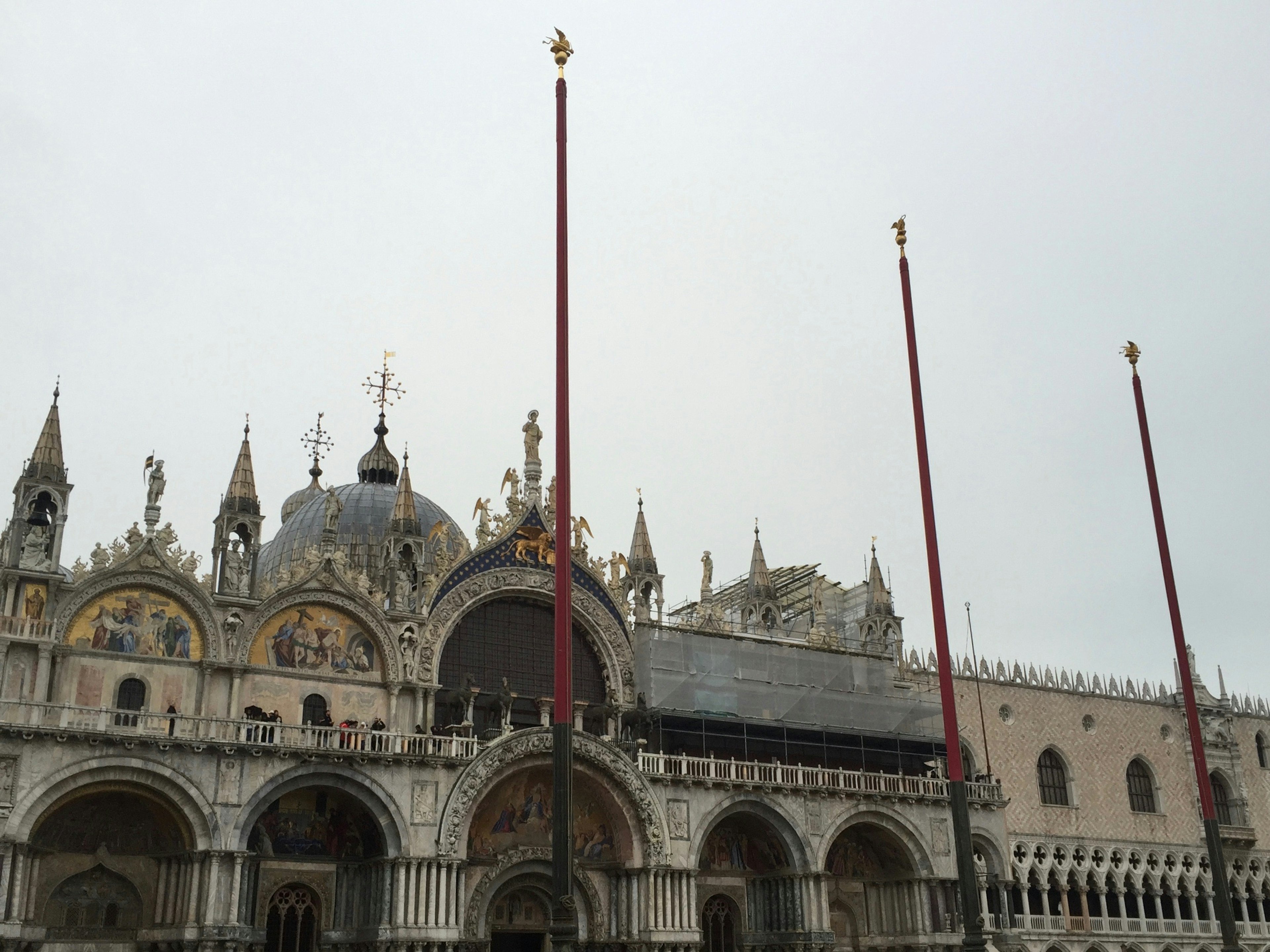 Außenansicht der Basilika San Marco mit Fahnen