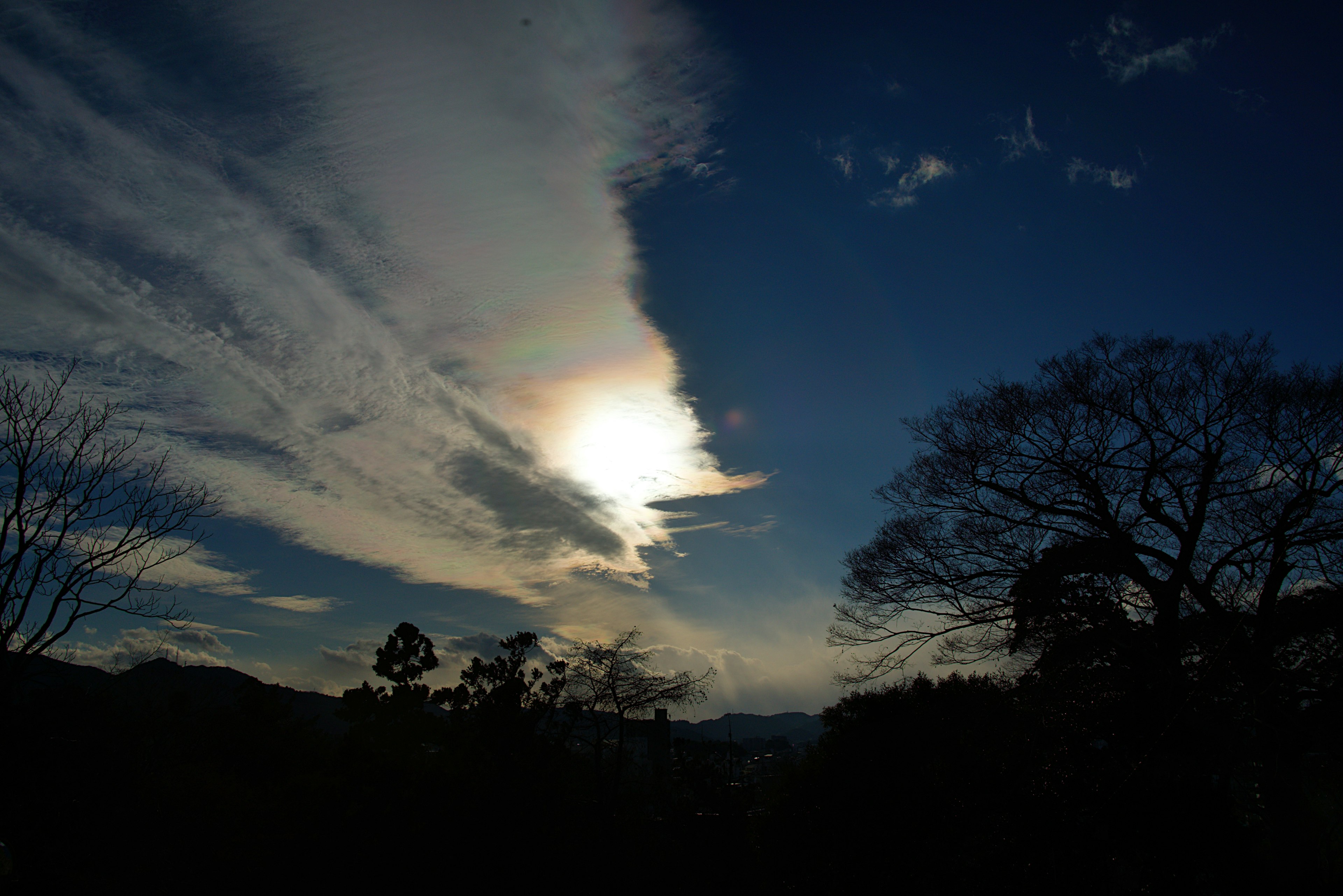 青い空に広がる雲と太陽の光が印象的な風景