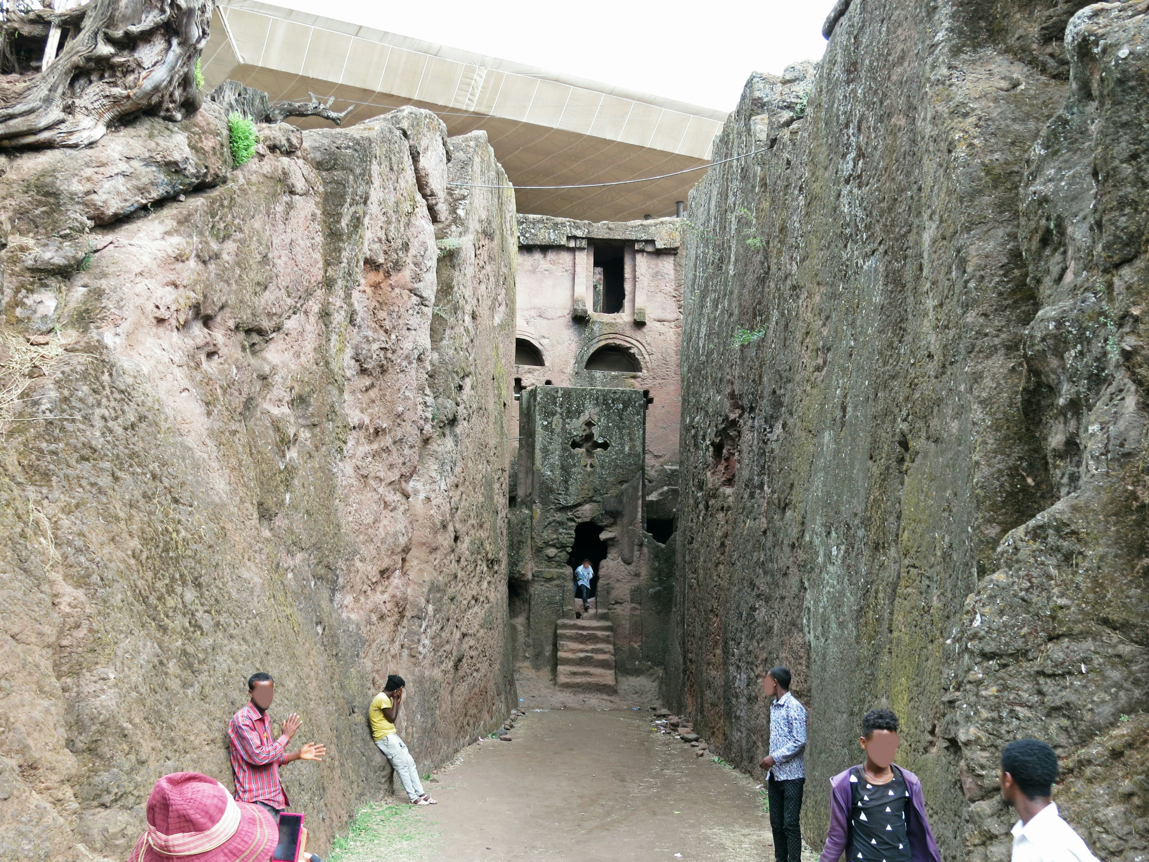 Lorong sempit menuju pintu masuk gereja yang dipahat di batu di Lalibela Ethiopia