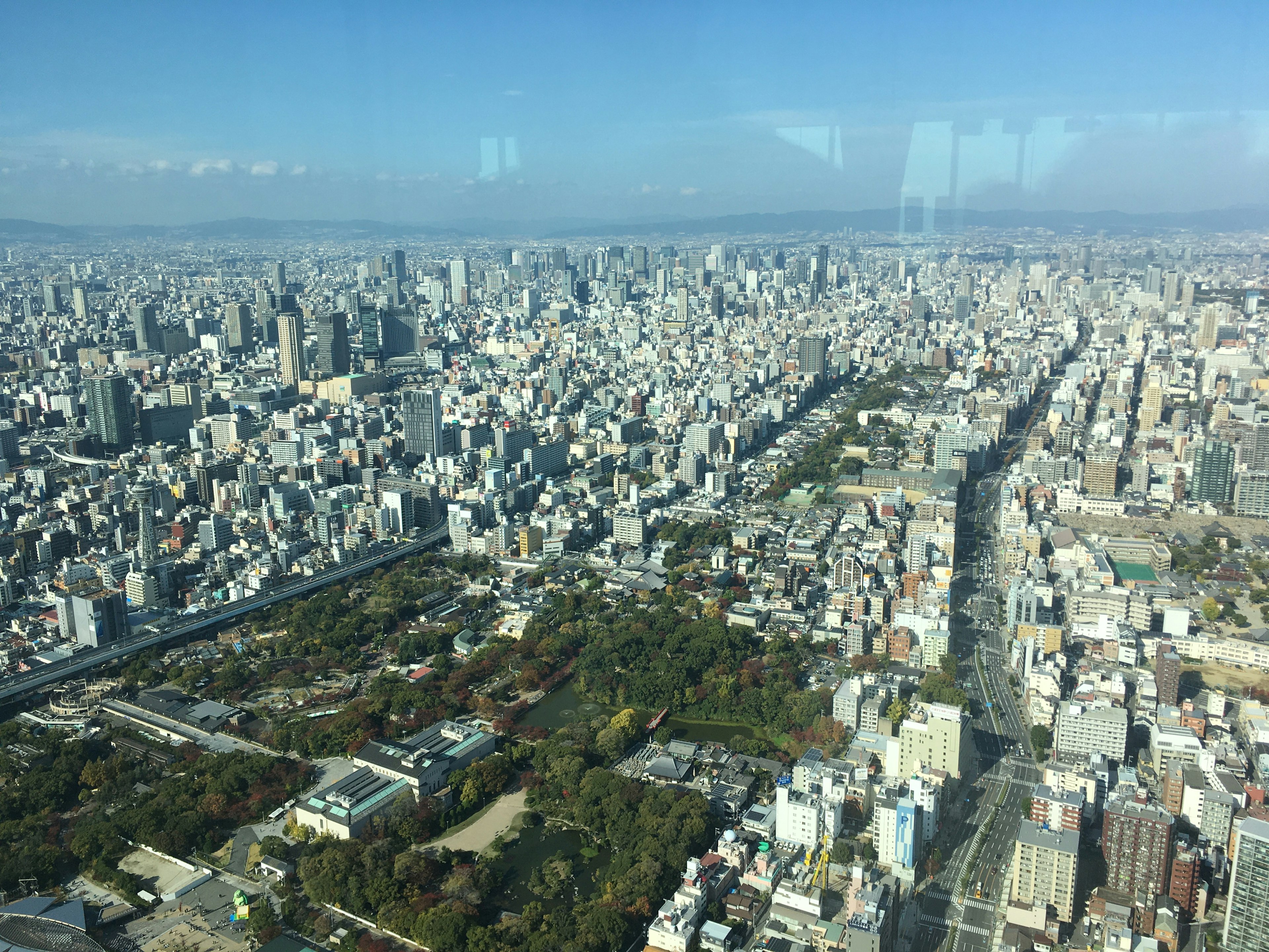 大阪の高層ビルと広がる街並みのパノラマ景観