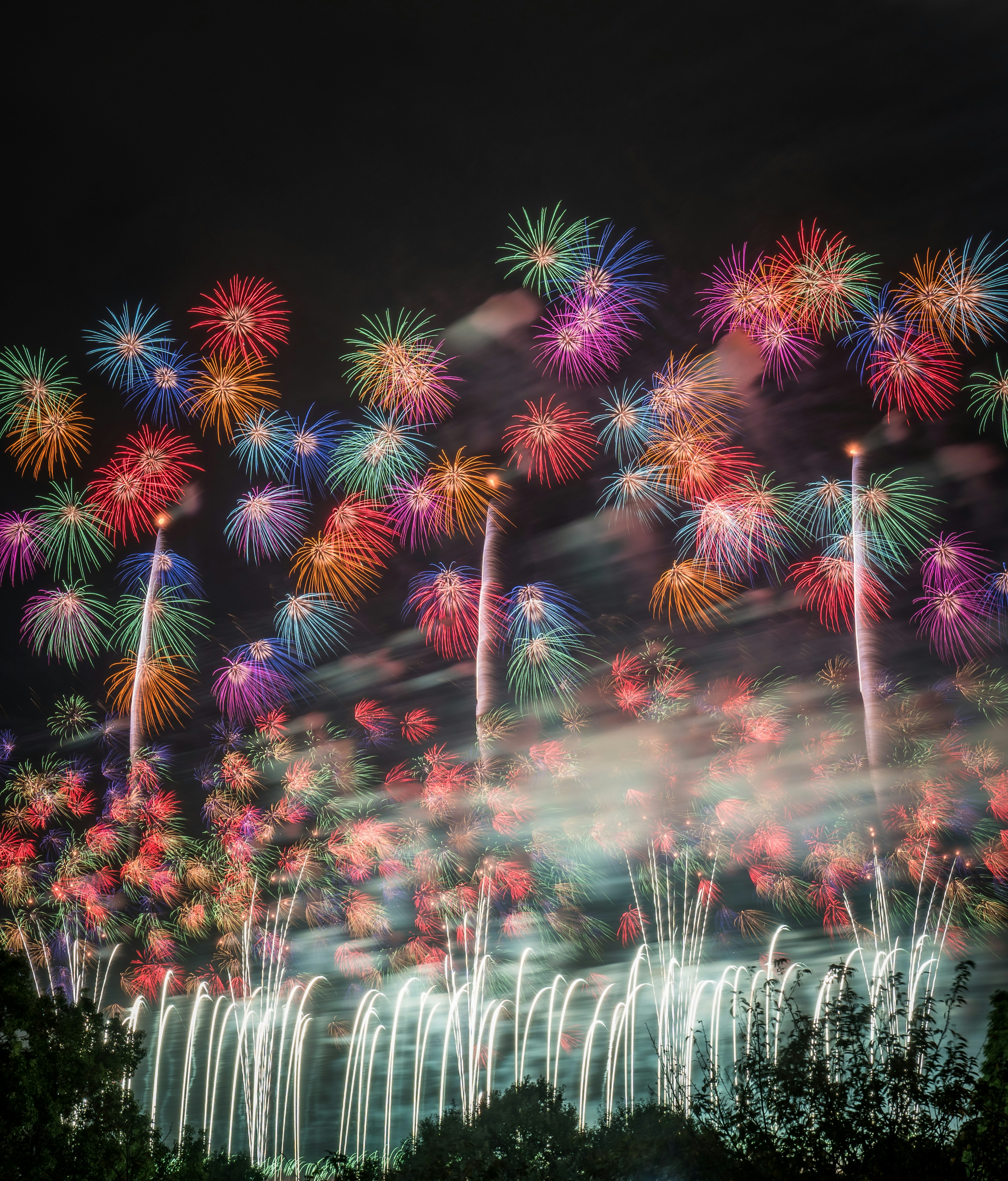 Des feux d'artifice colorés éclatent dans le ciel nocturne créant une scène magique