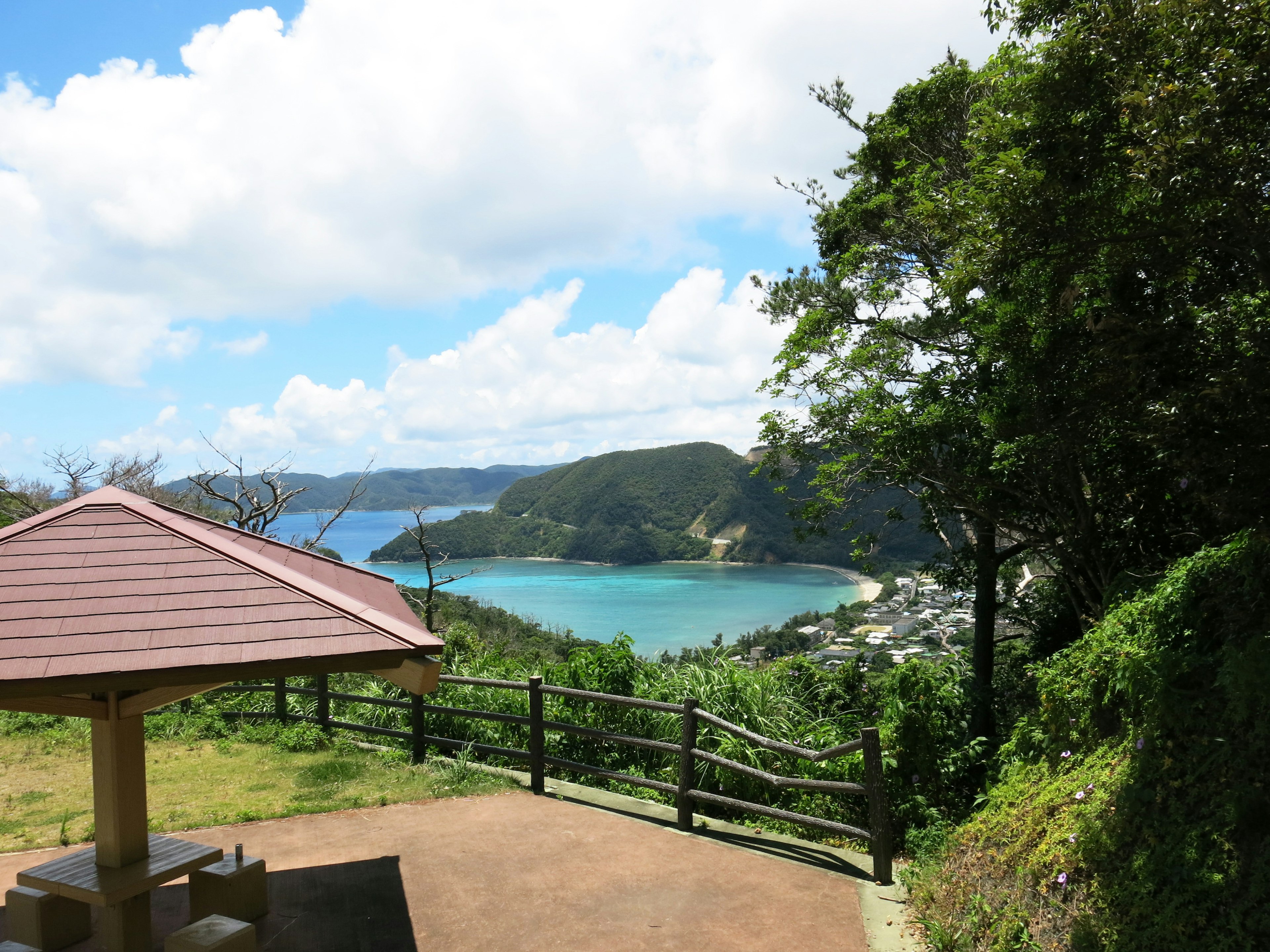 Mirador pintoresco con refugio que da a la bahía y colinas