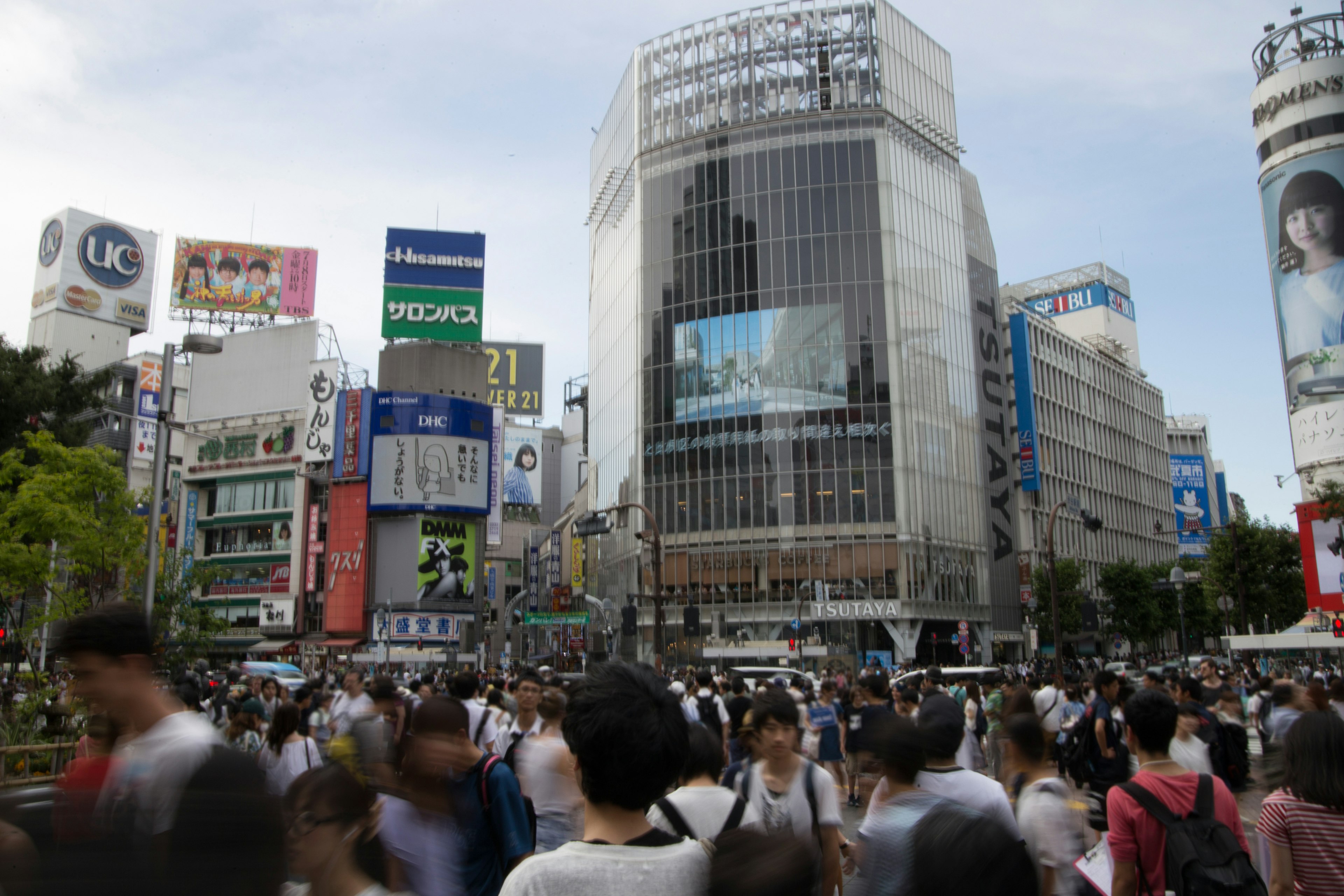 Folla di persone a Shibuya con grandi pubblicità sugli edifici