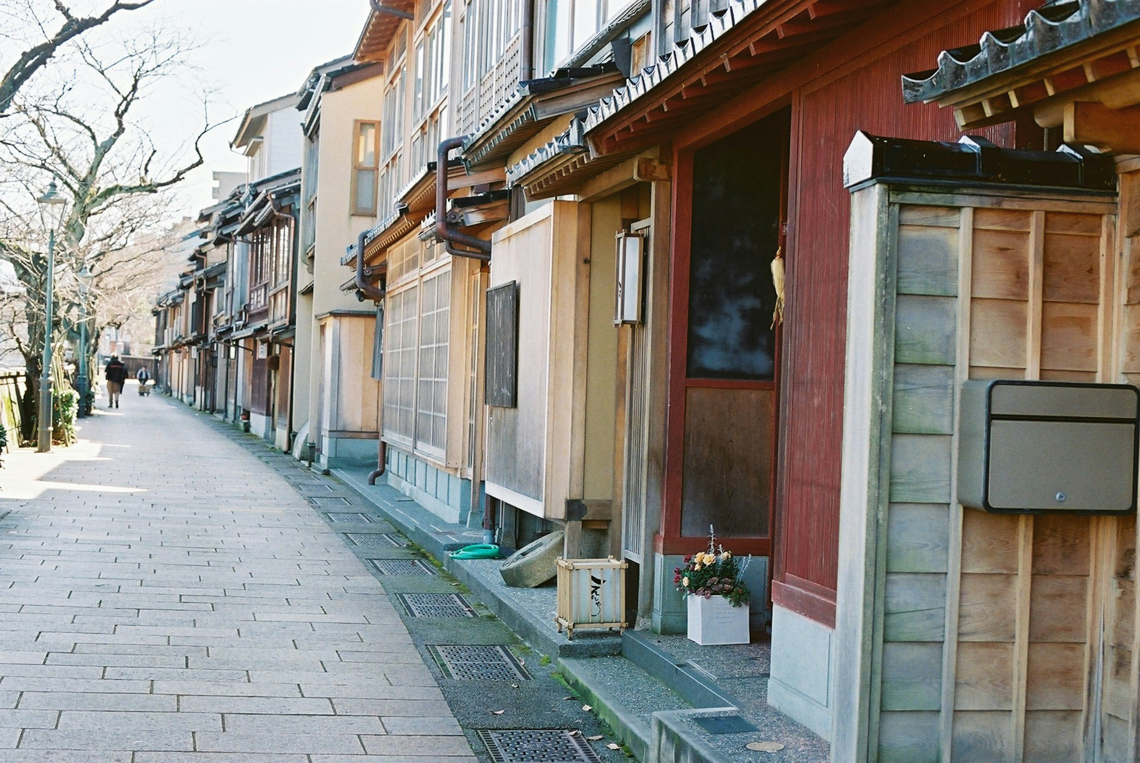 Una calle tranquila con casas japonesas tradicionales