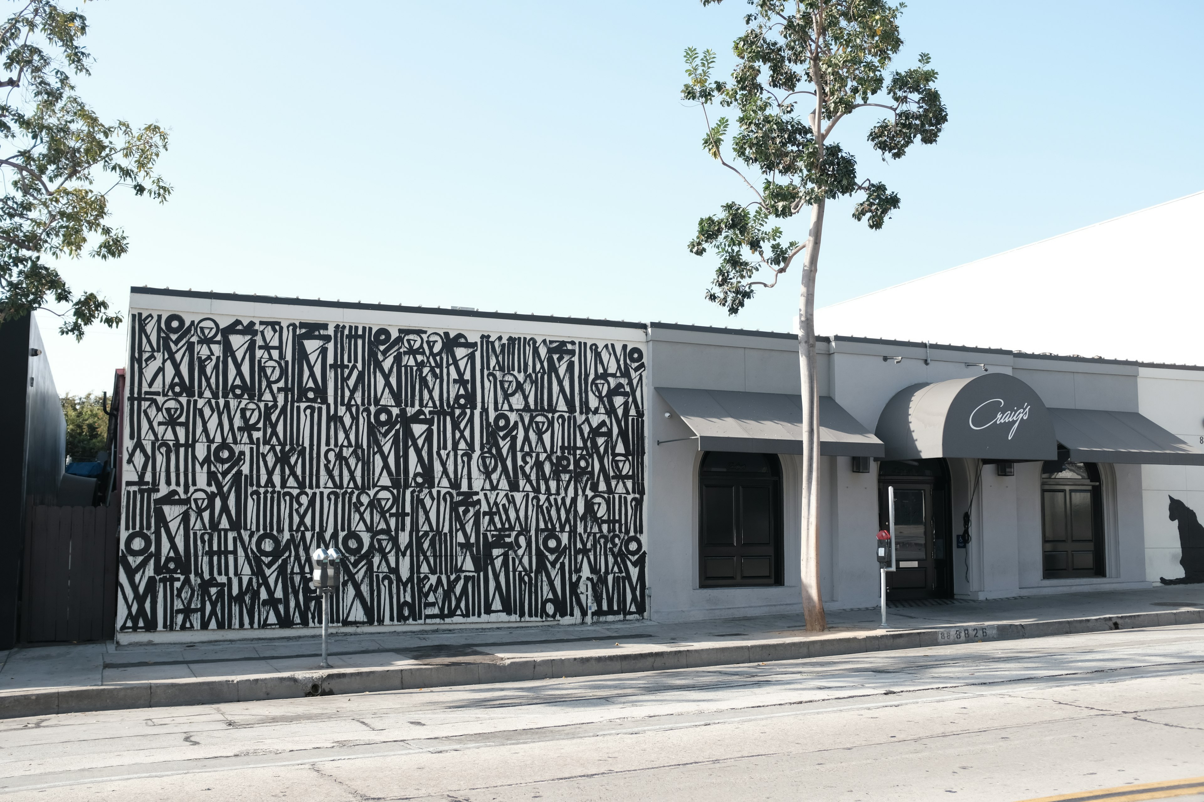 Exterior de un edificio con arte en blanco y negro