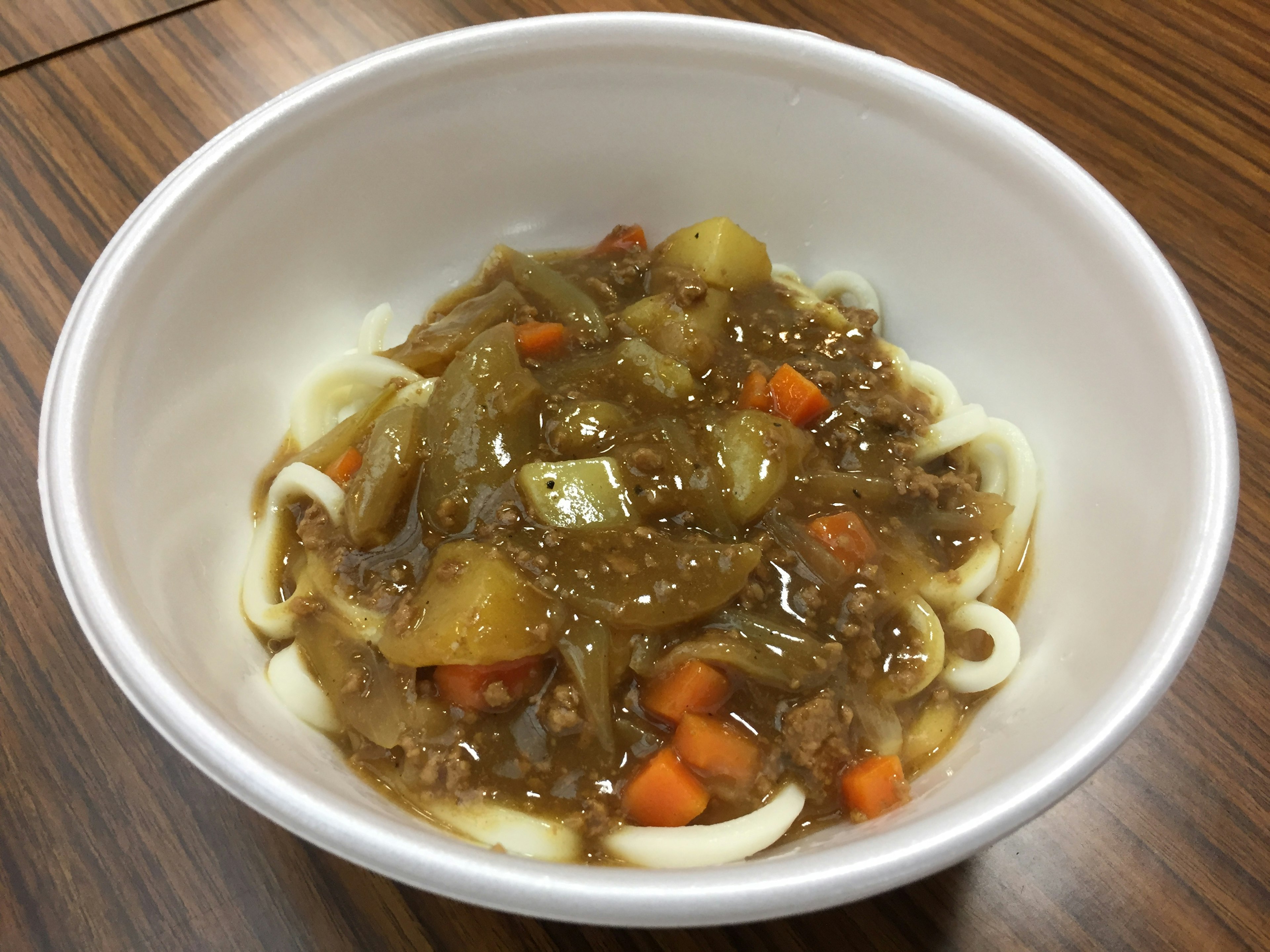 Nouilles udon garnies d'un ragoût de légumes savoureux dans un bol blanc