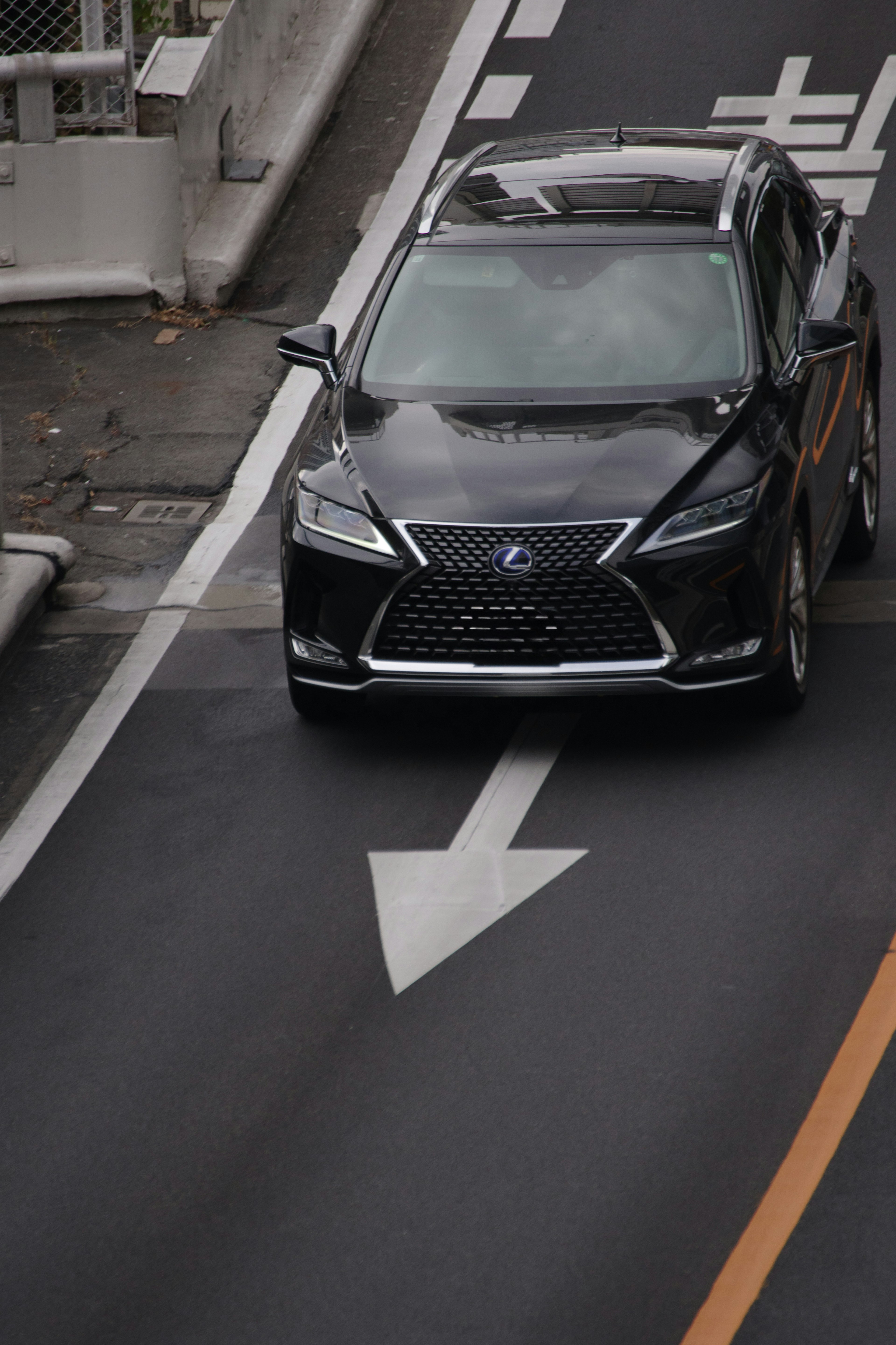 SUV Lexus negro conduciendo por la carretera