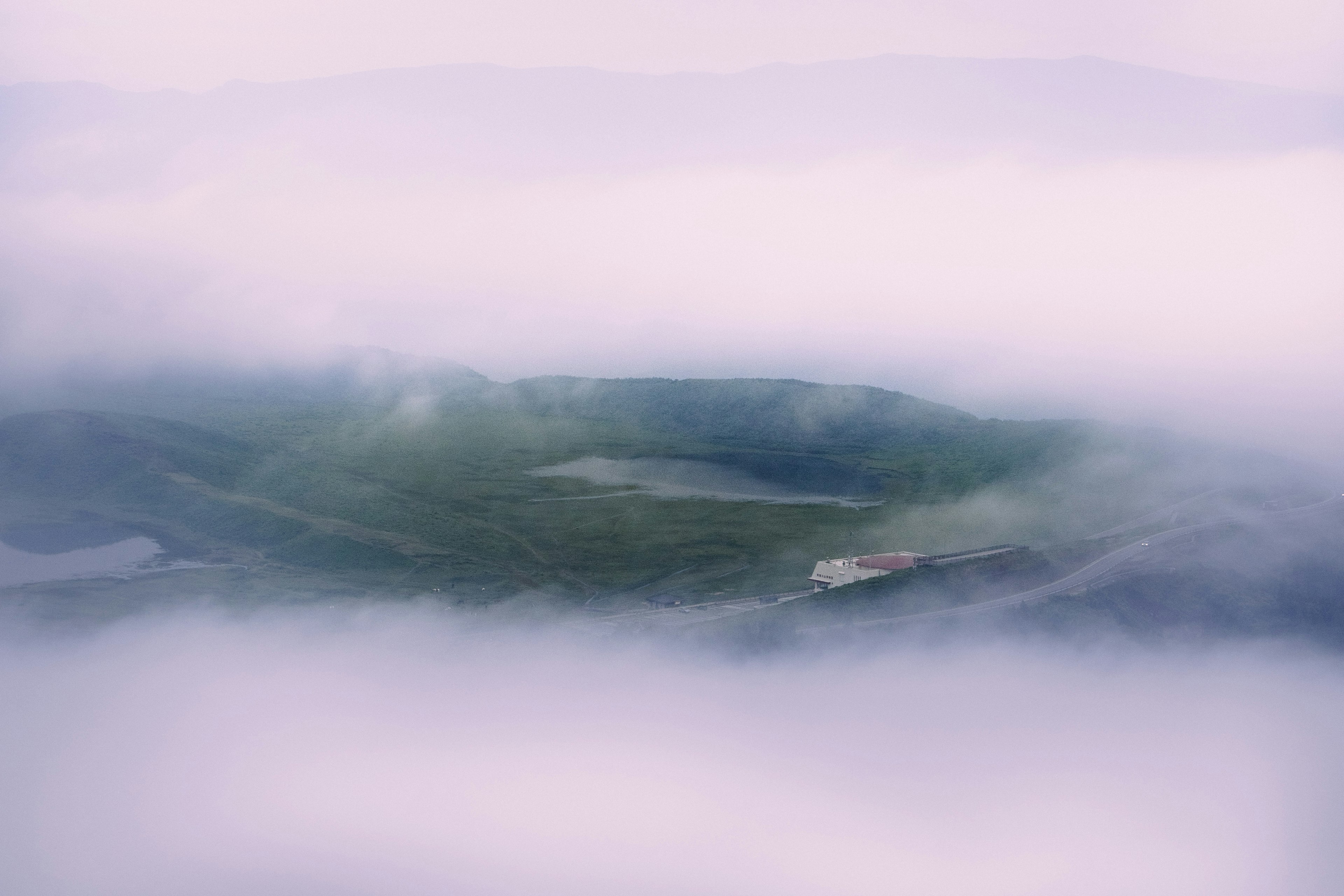 Eine grüne Insellandschaft, die in Nebel gehüllt ist