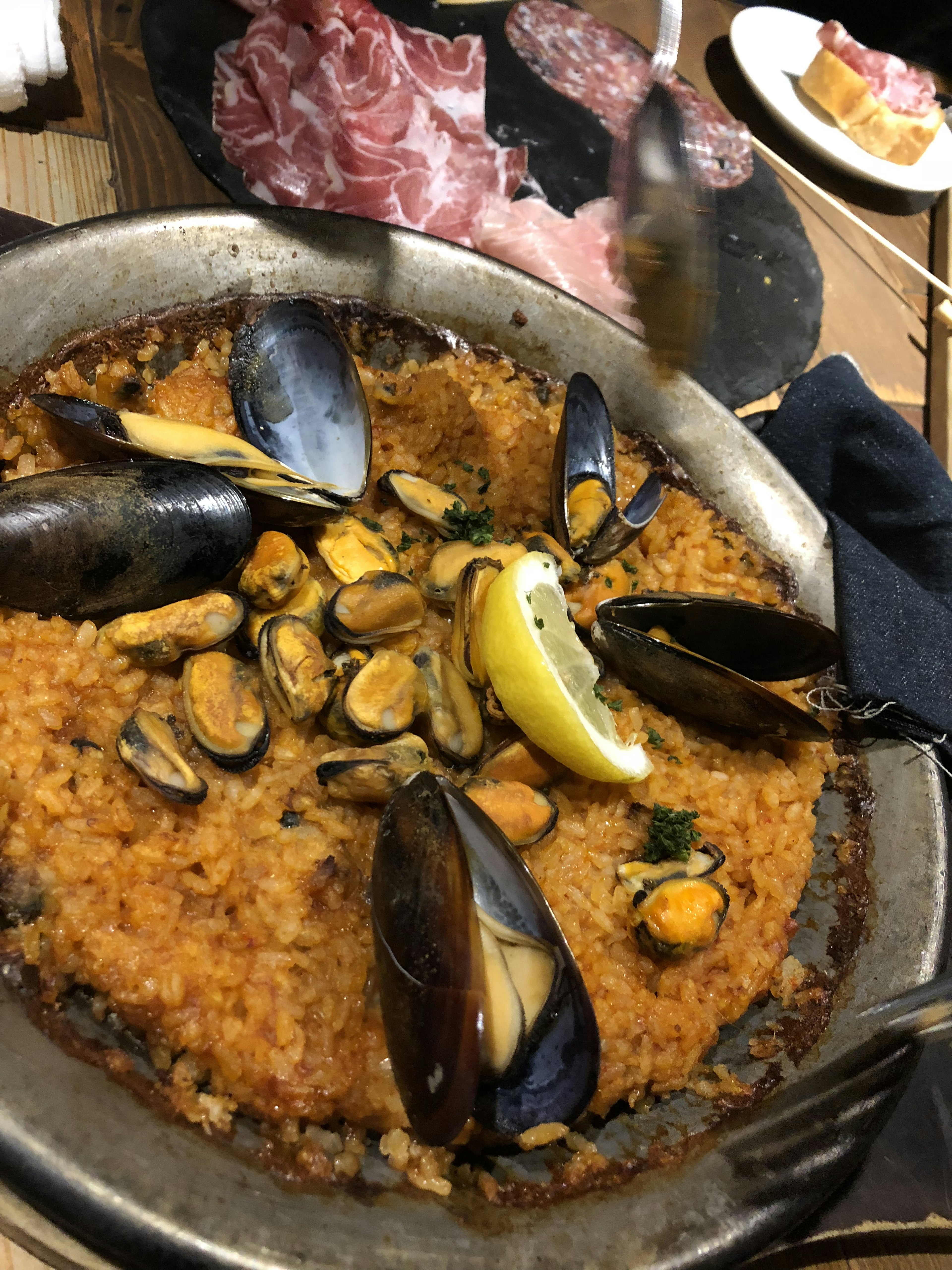 맛있는 파에야 요리와 홍합, 레몬 장식이 있는